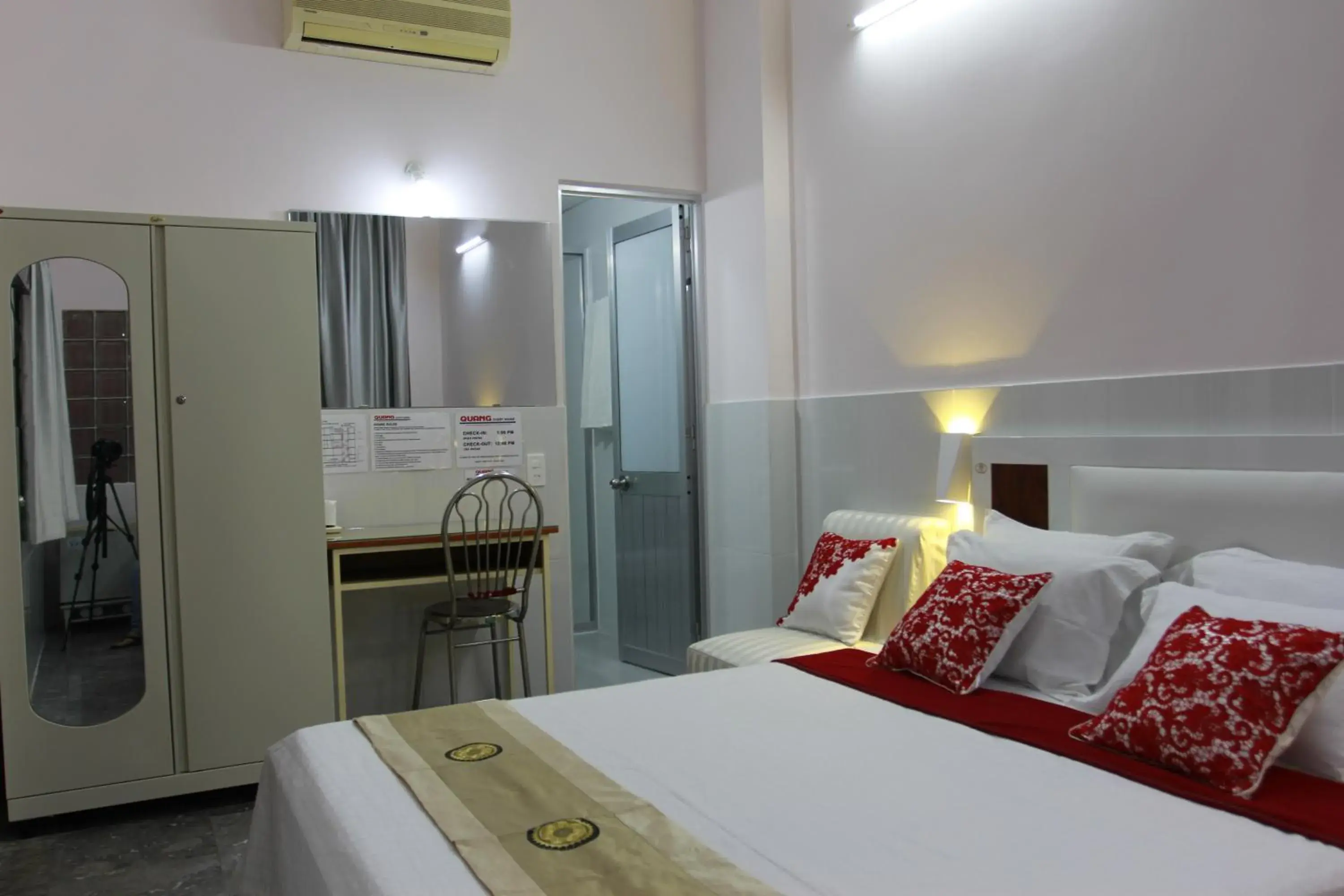 Triple Room in QUANG SAIGON Hotel- 40-7 Bùi Viện-Walking street Triple Room in QUANG SAIGON Hotel- 40-7 Bùi Viện-Walking street