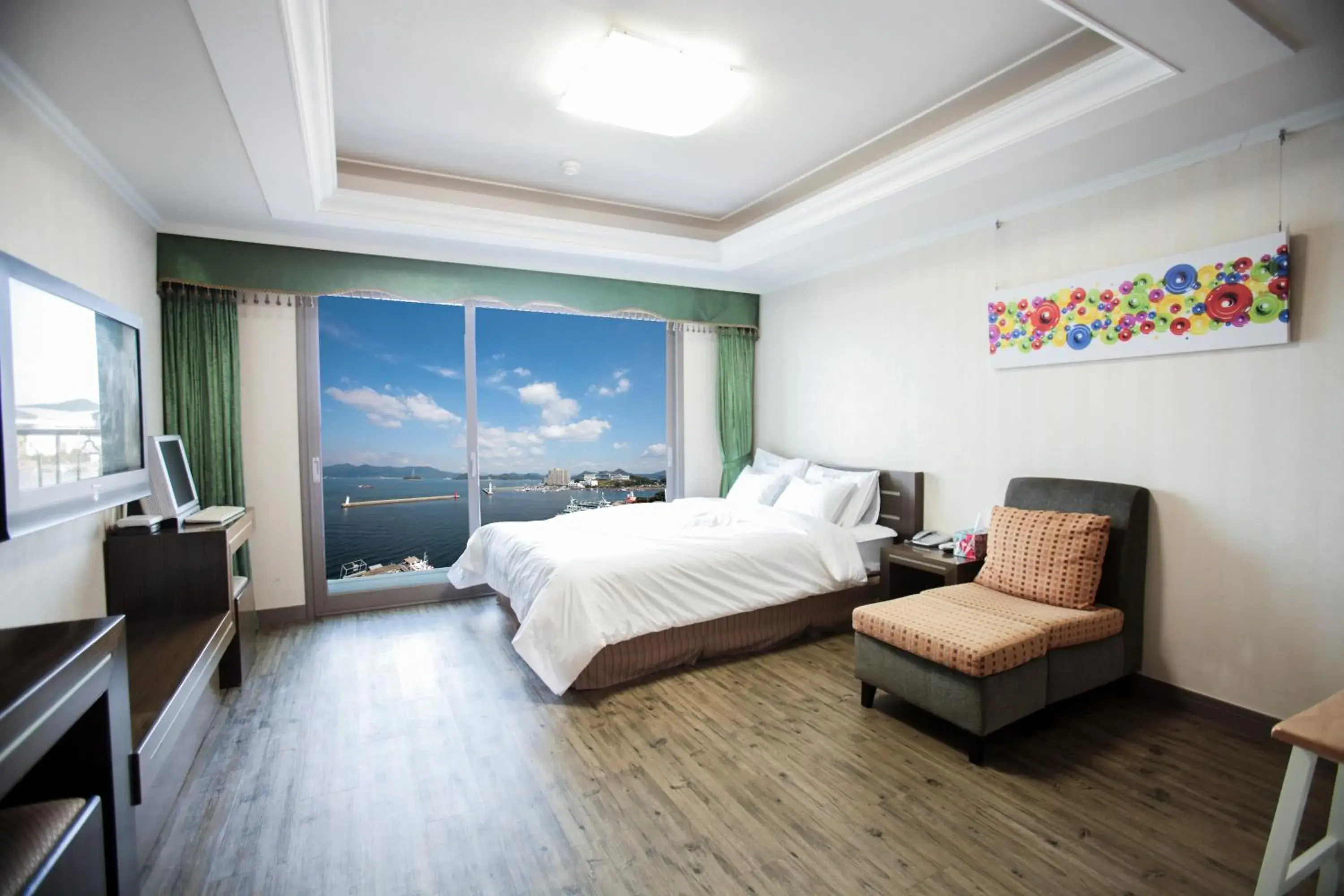 Bed in Tongyeong Bay Condo Hotel Bed in Tongyeong Bay Condo Hotel