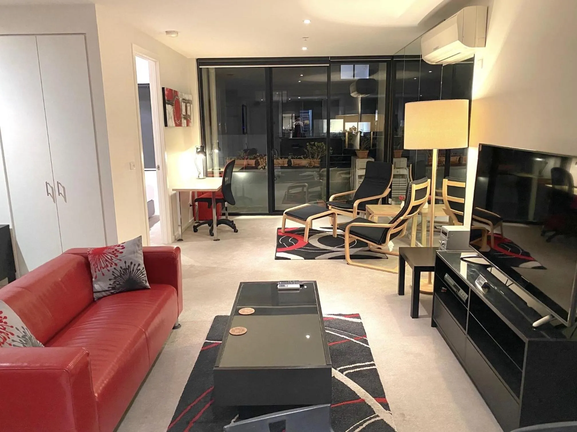 StayCentral - Spacious Seaviews Port Melbourne