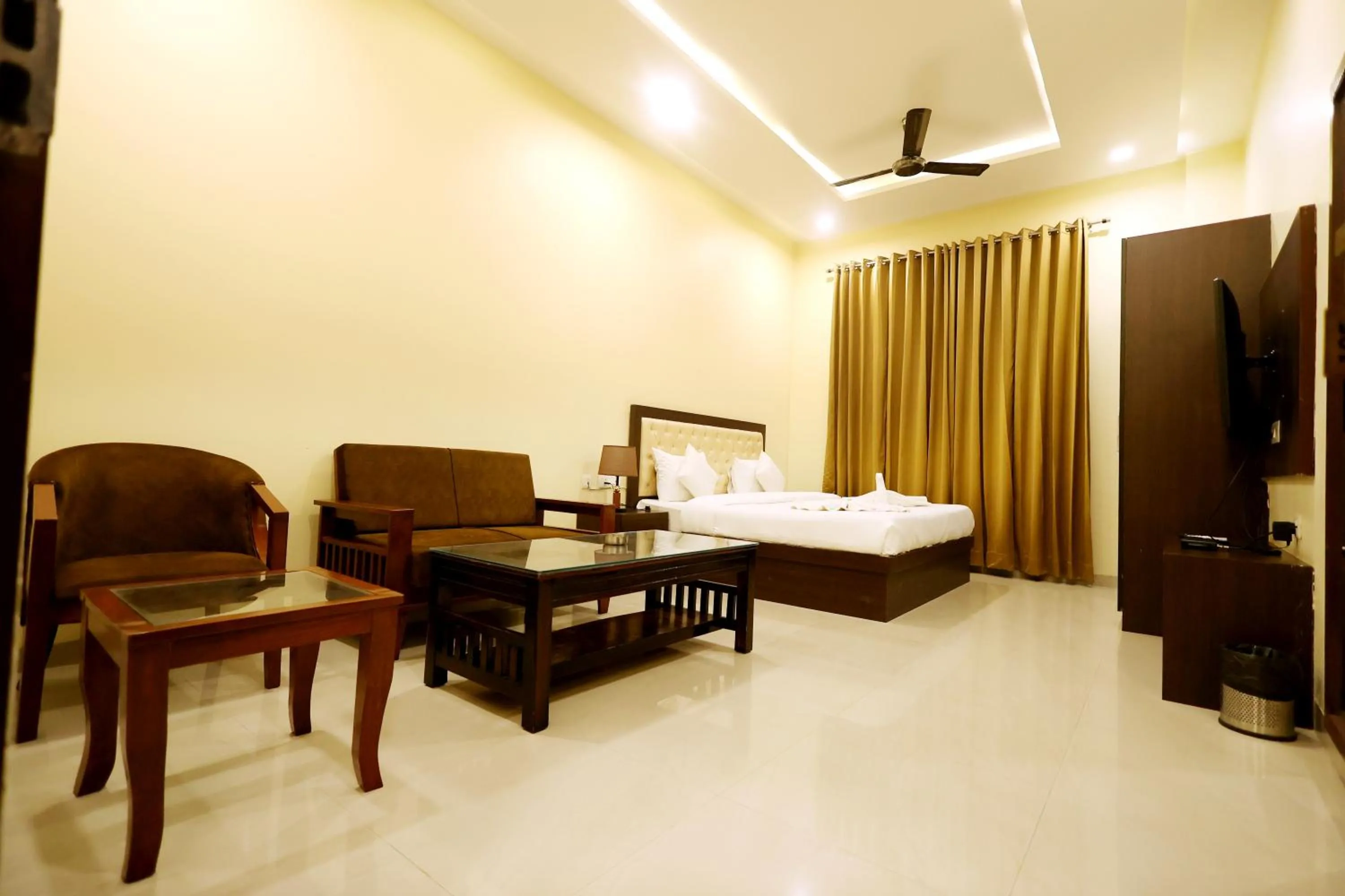 Bedroom, Bed in Hari Mahal Resort