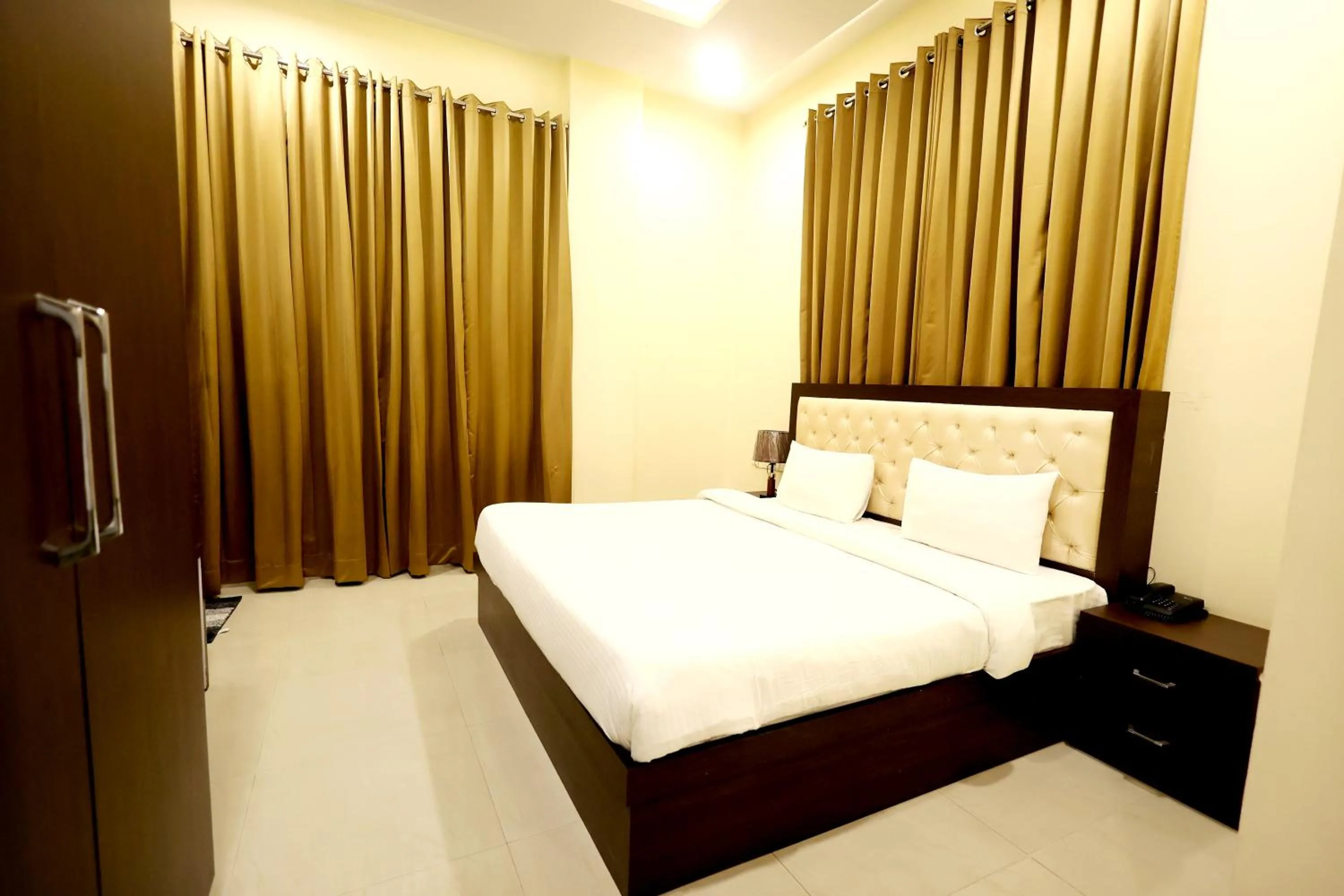 Bedroom, Bed in Hari Mahal Resort