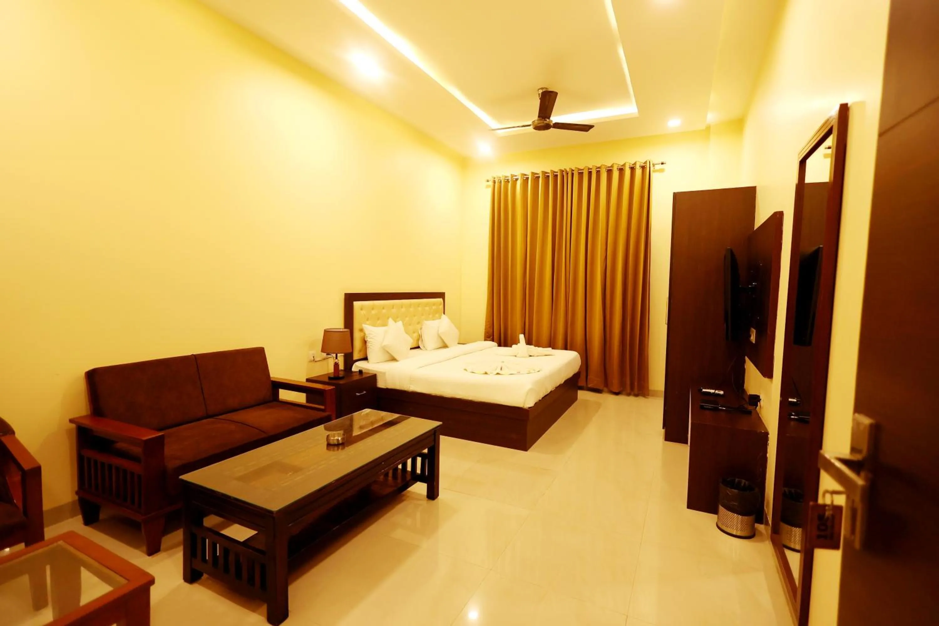 Bedroom, Bed in Hari Mahal Resort