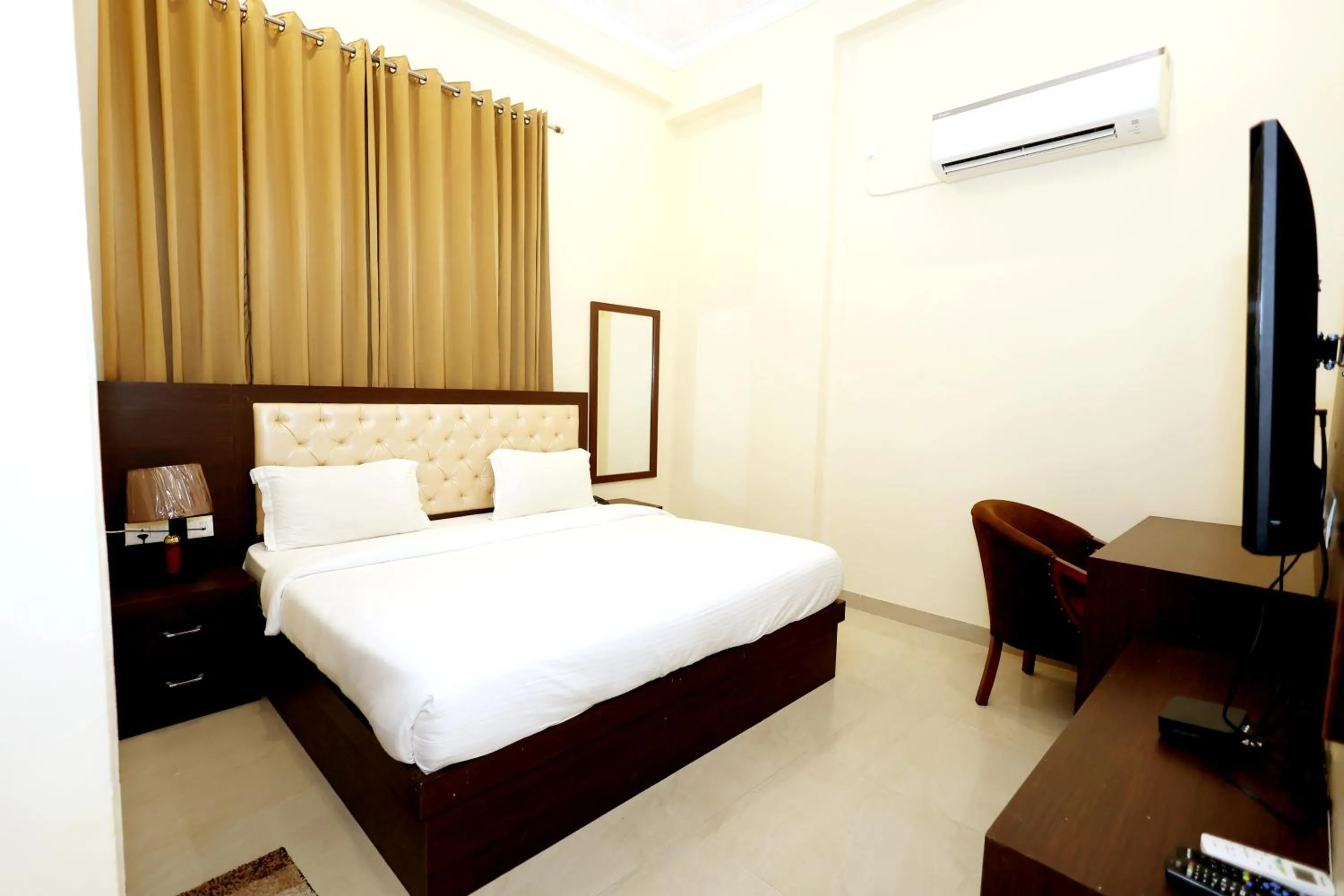 Bedroom, Bed in Hari Mahal Resort