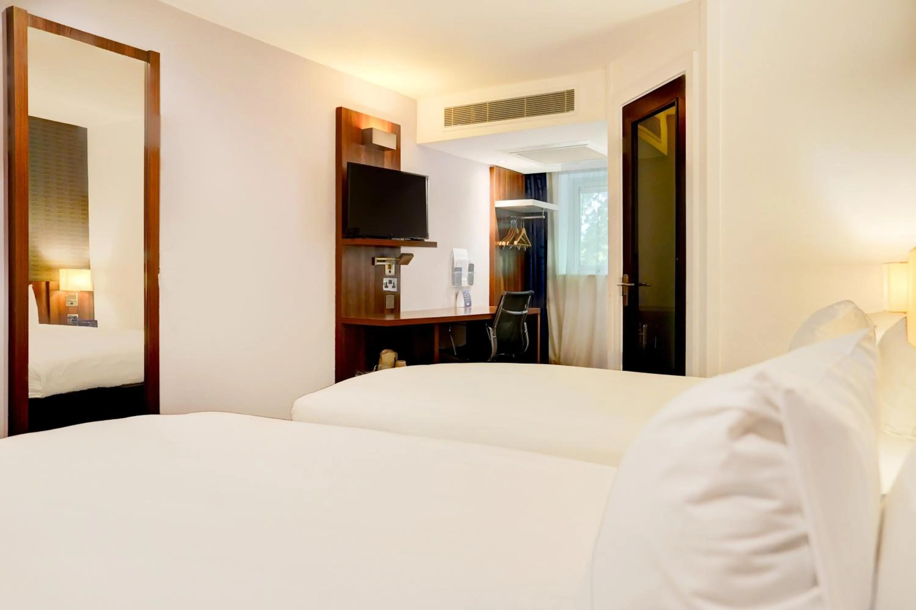 Standard Twin Room in Dancenter near Stoke On Trent former Holiday Inn
