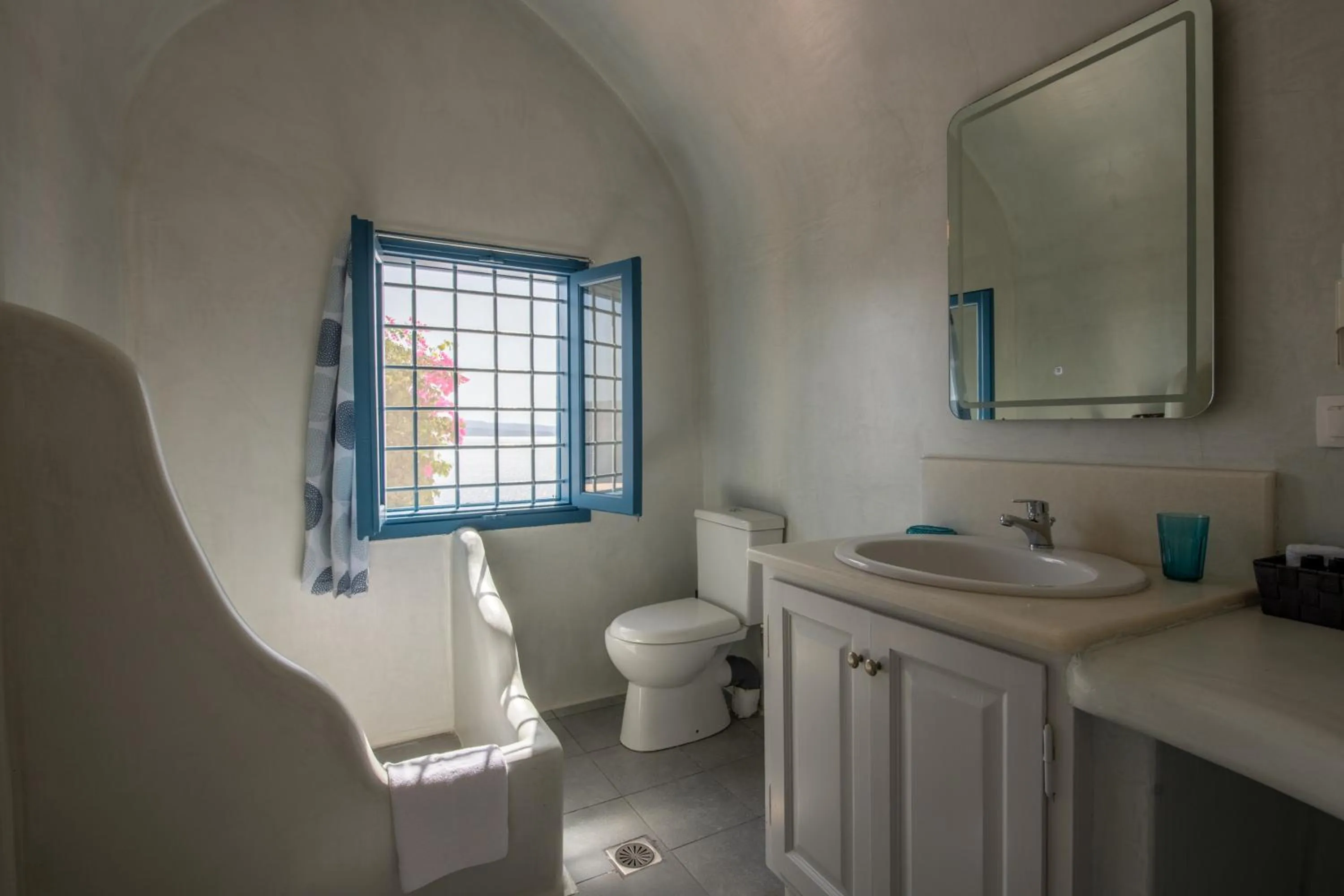 Bathroom in Horizon Aeifos Suites