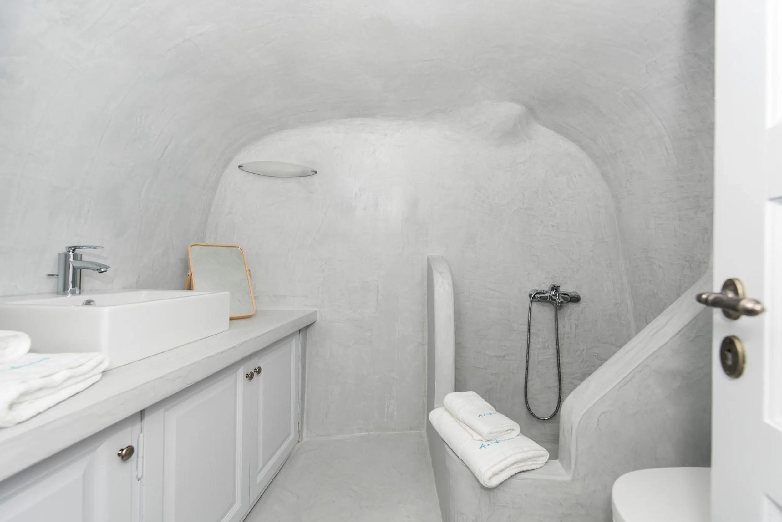 Bathroom in Horizon Aeifos Suites