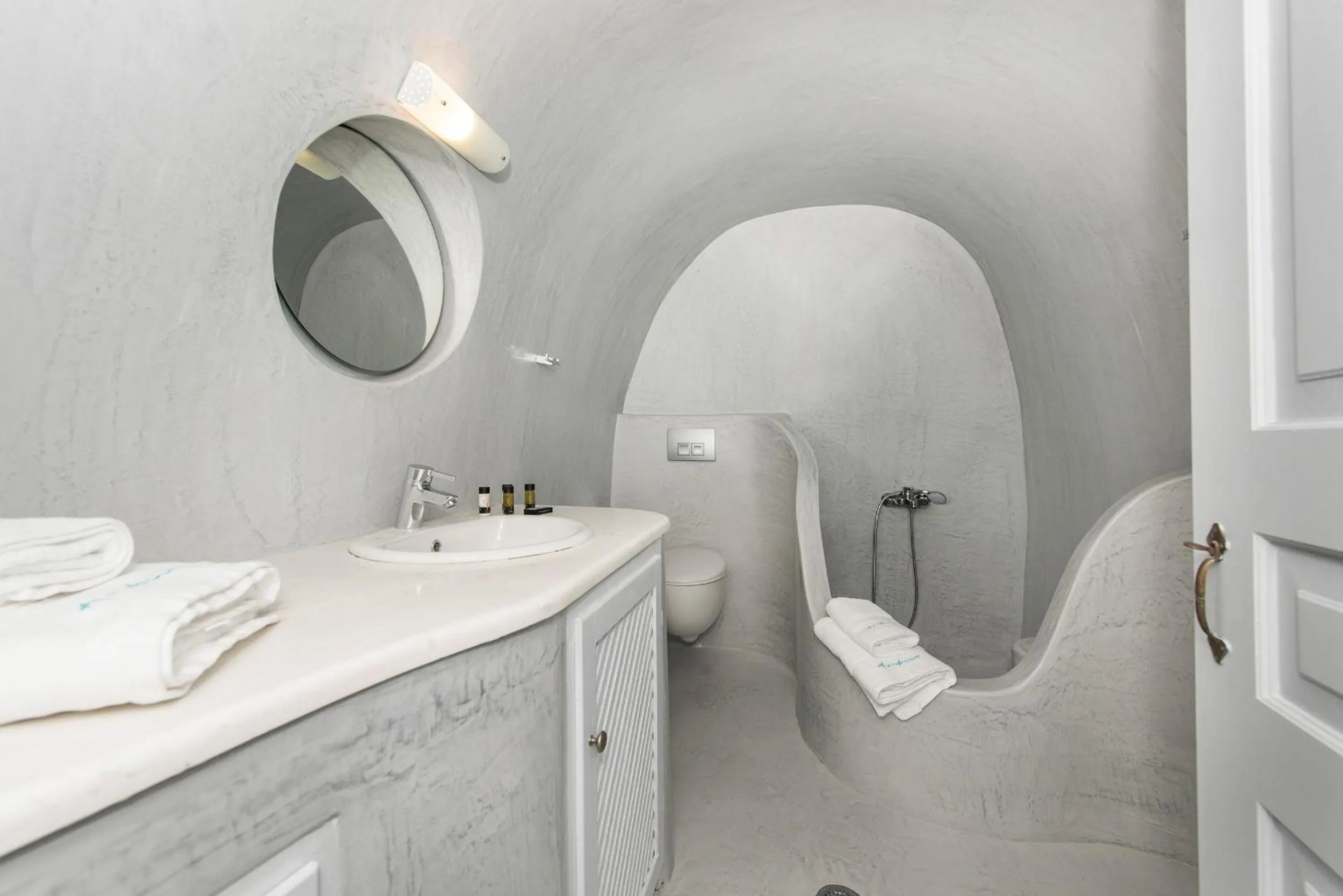 Bathroom in Horizon Aeifos Suites