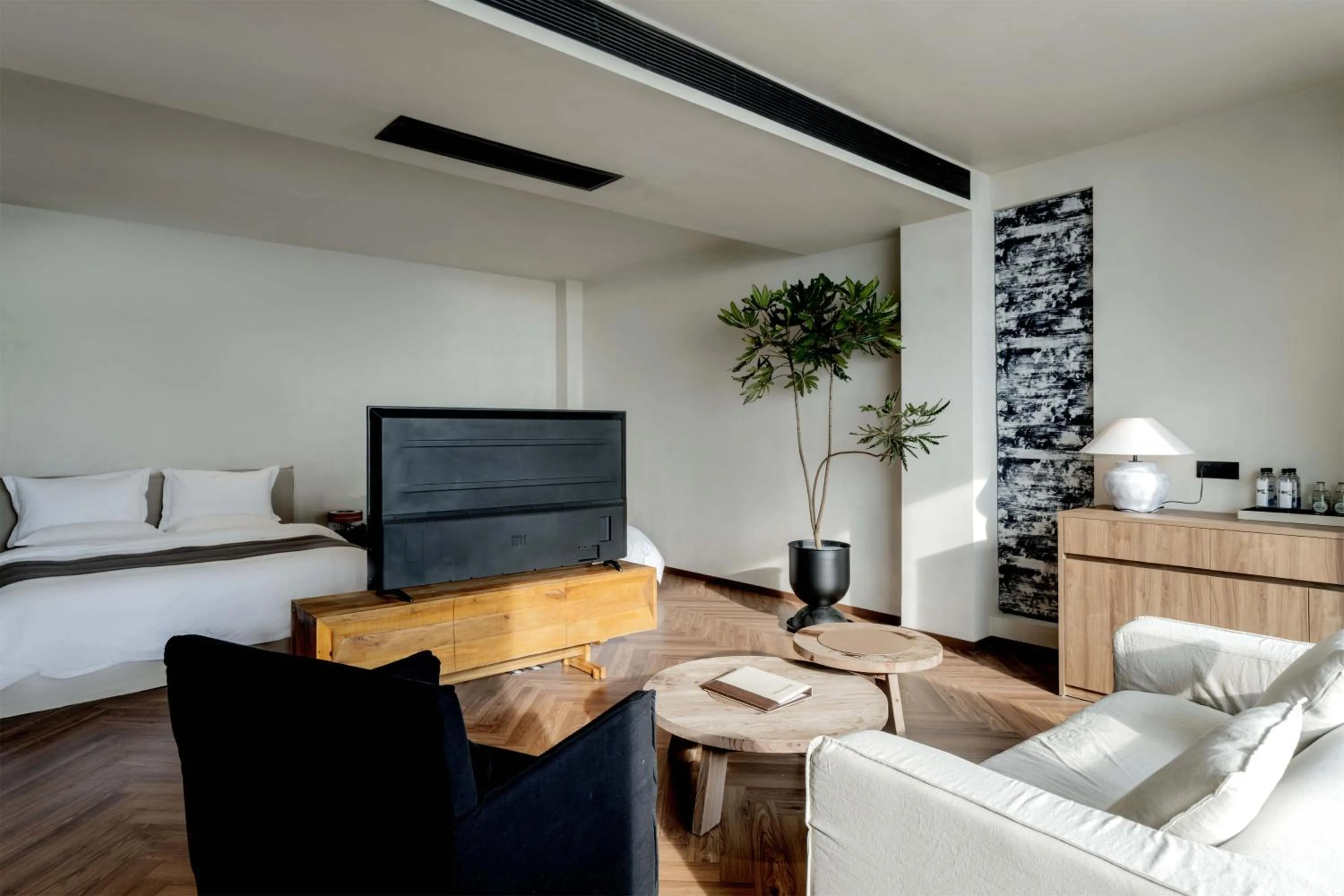 Communal lounge/ TV room, Bed in Dali Qingmai Seaview Resort