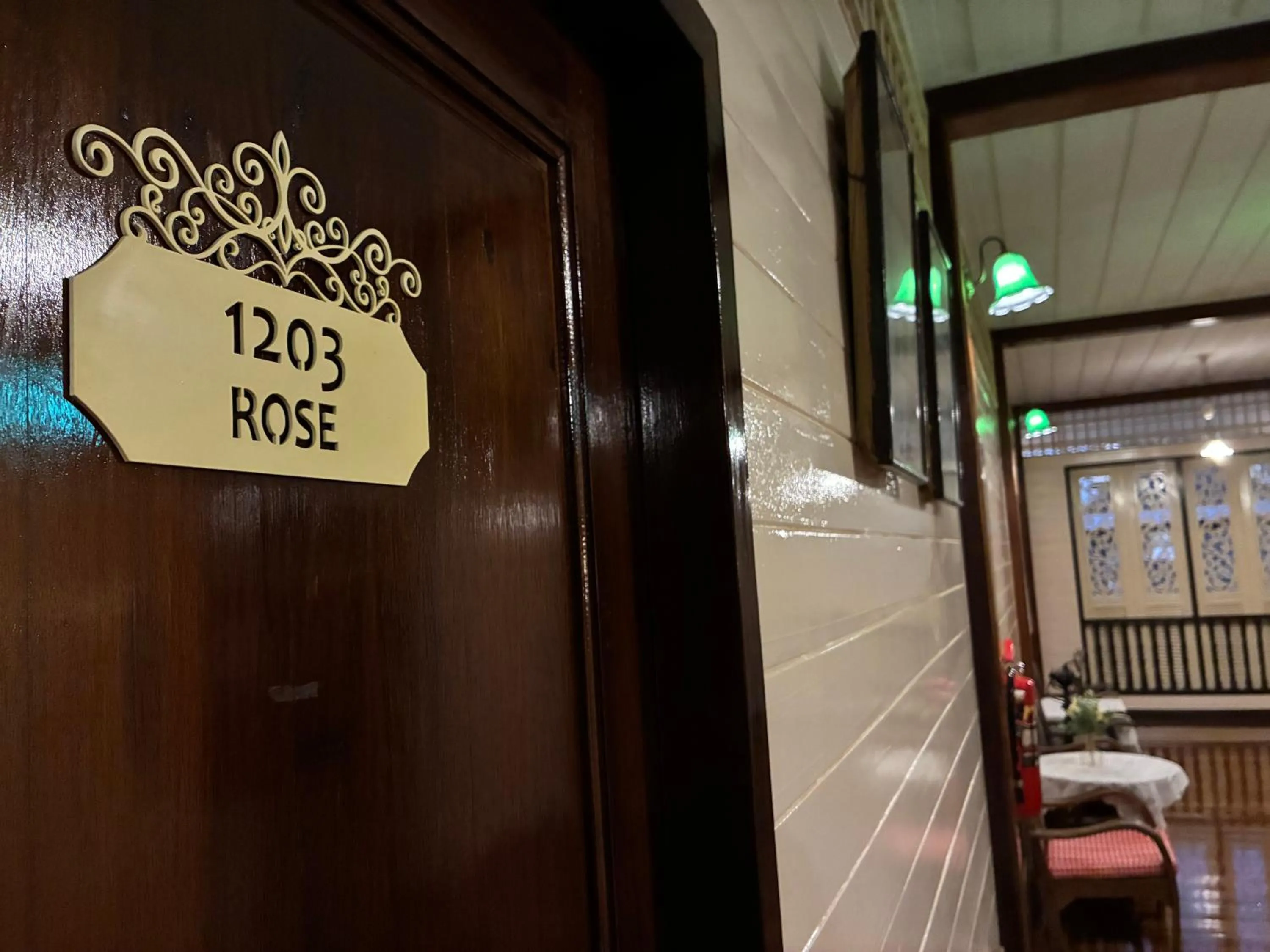 Text overlay in Noom Guesthouse
