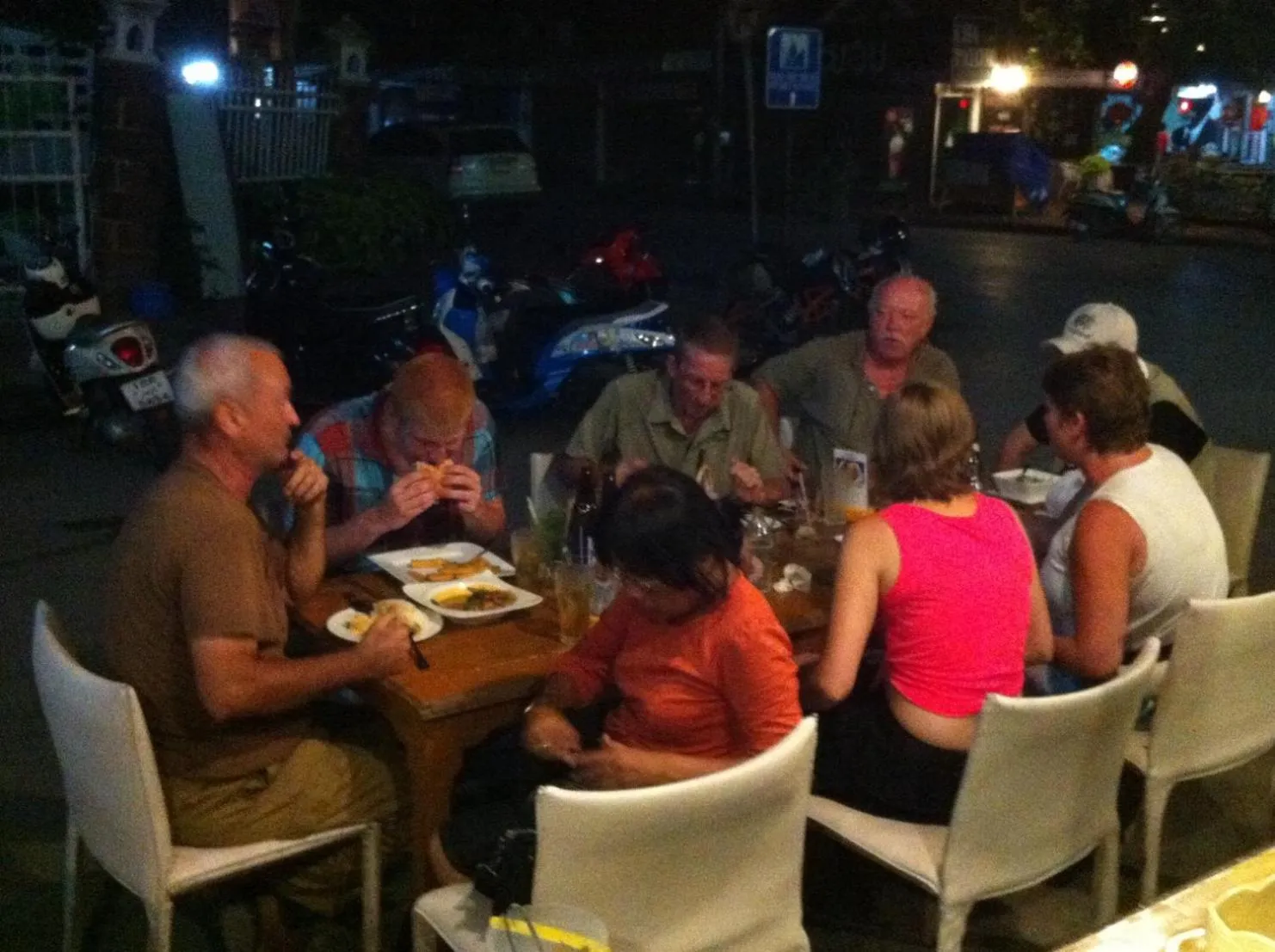 Restaurant/places to eat in Noom Guesthouse
