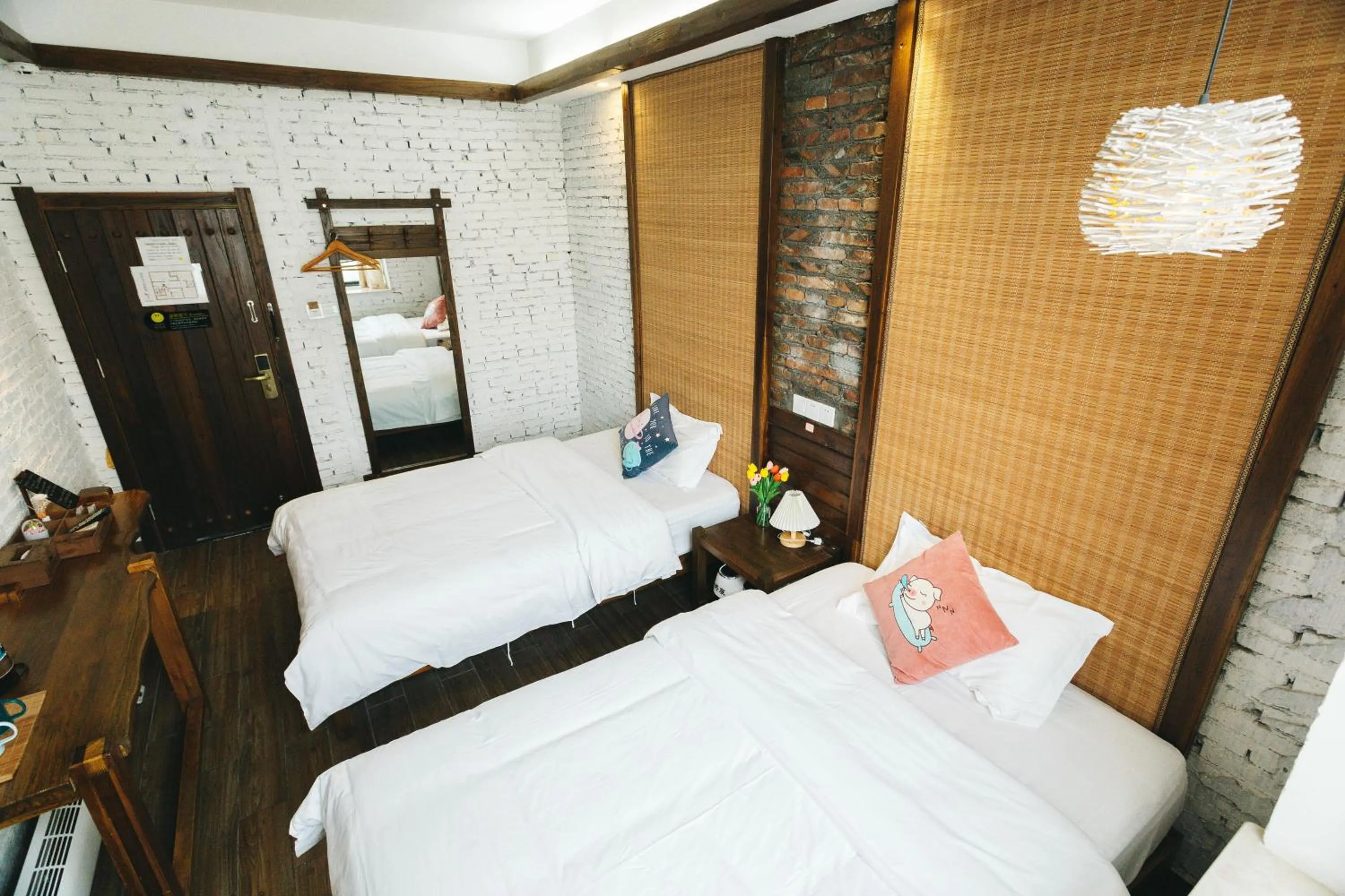 Photo of the whole room, Bed in Hotel California Zhangjiajie