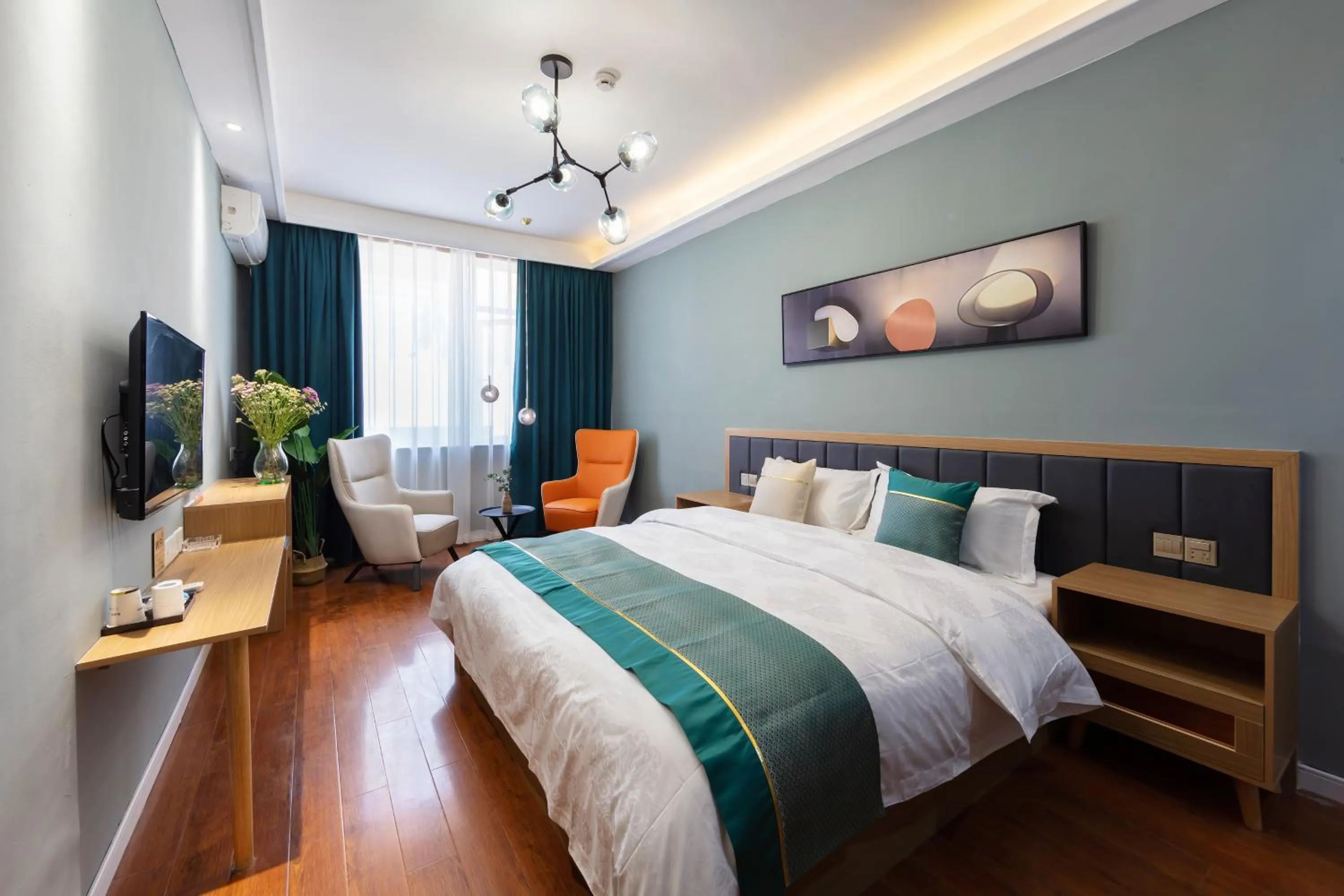 Photo of the whole room, Bed in Hotel California Zhangjiajie