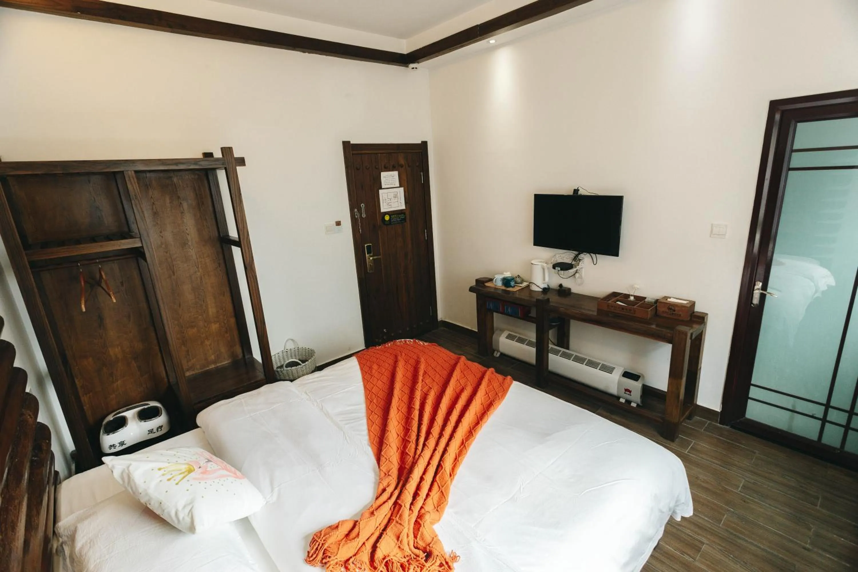 Photo of the whole room, Bed in Hotel California Zhangjiajie