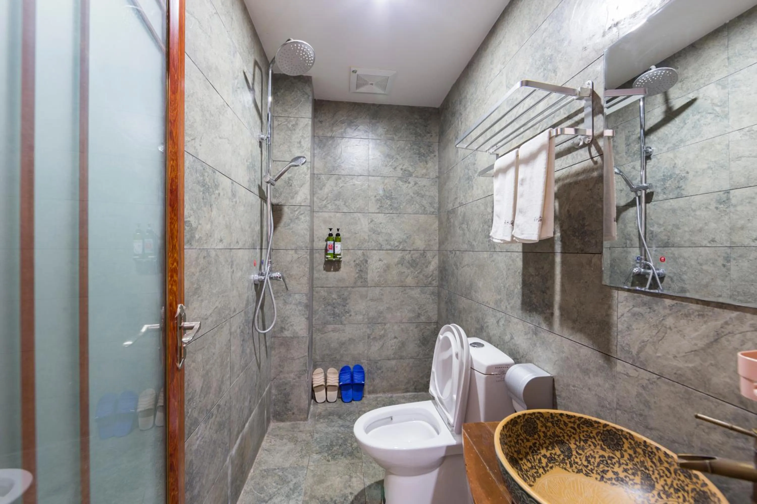 Bathroom in Hotel California Zhangjiajie