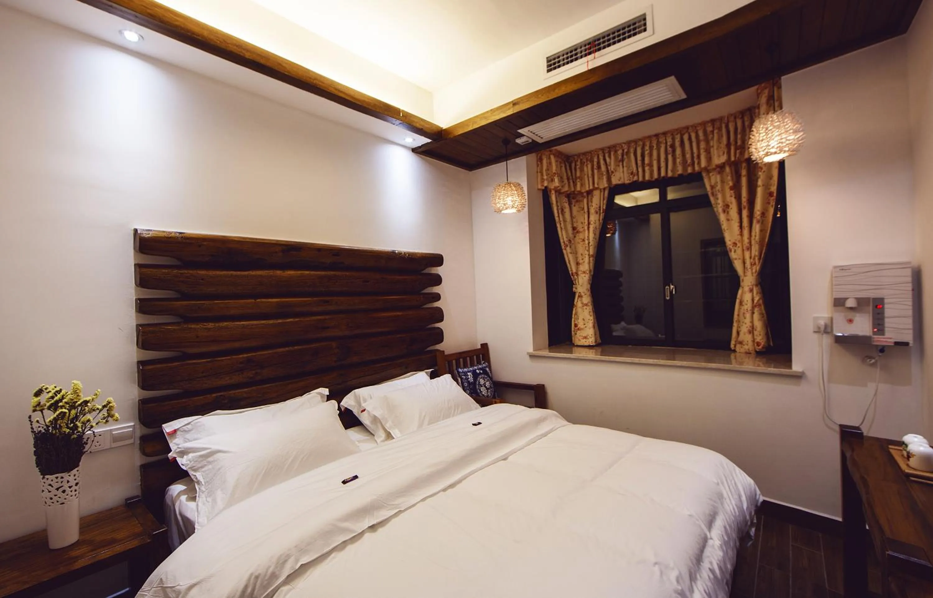 Photo of the whole room, Bed in Hotel California Zhangjiajie