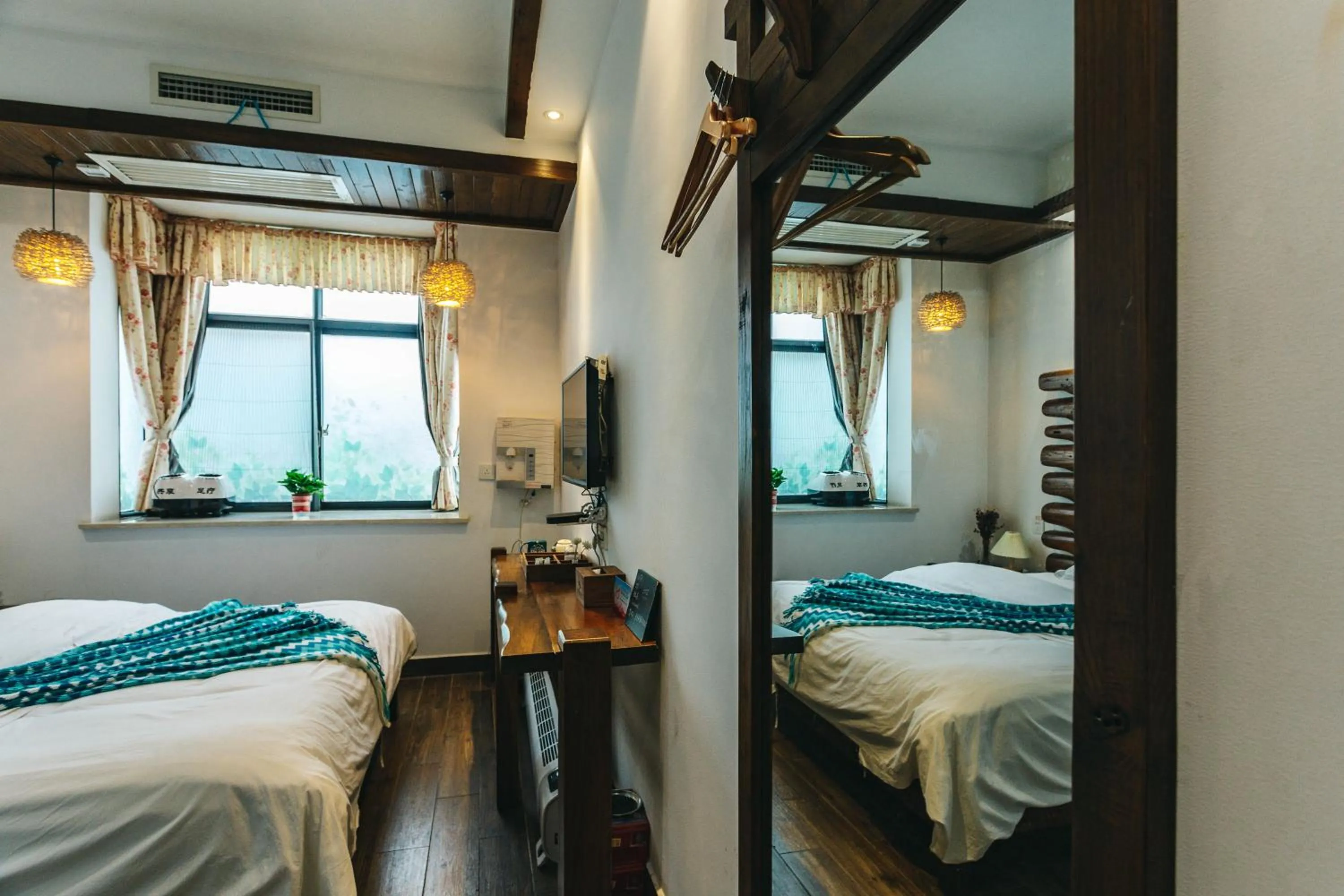Photo of the whole room, Bed in Hotel California Zhangjiajie