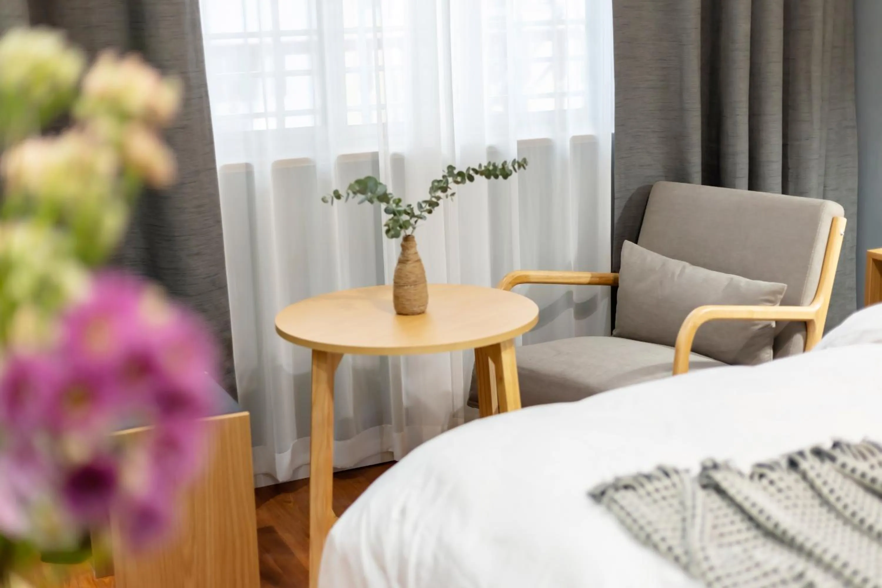 Seating area, Bed in Hotel California Zhangjiajie