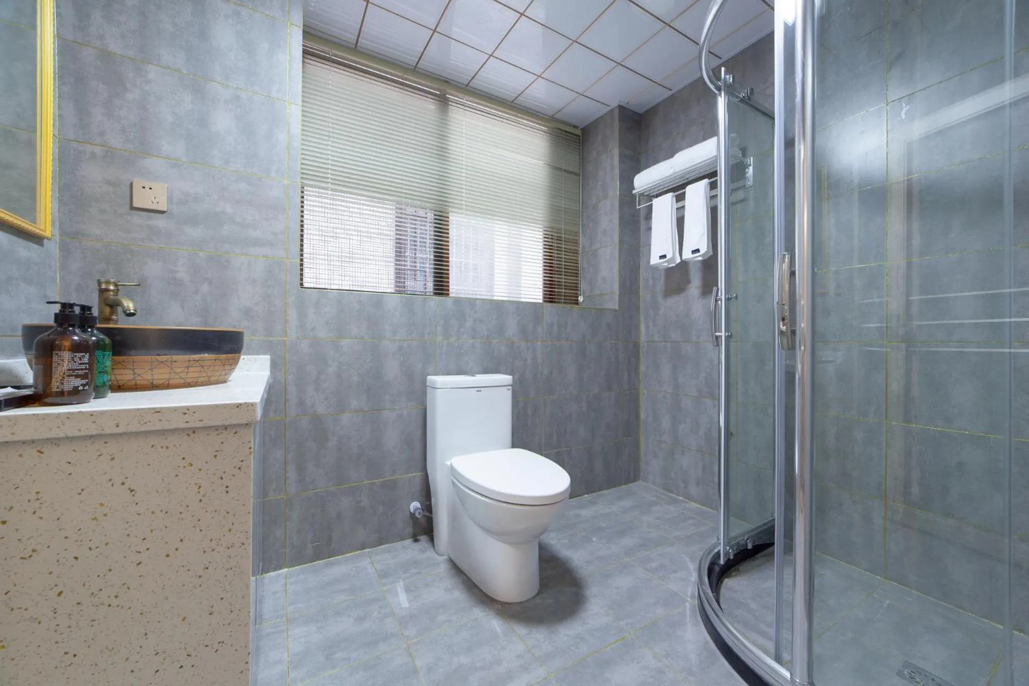 Bathroom in Hotel California Zhangjiajie