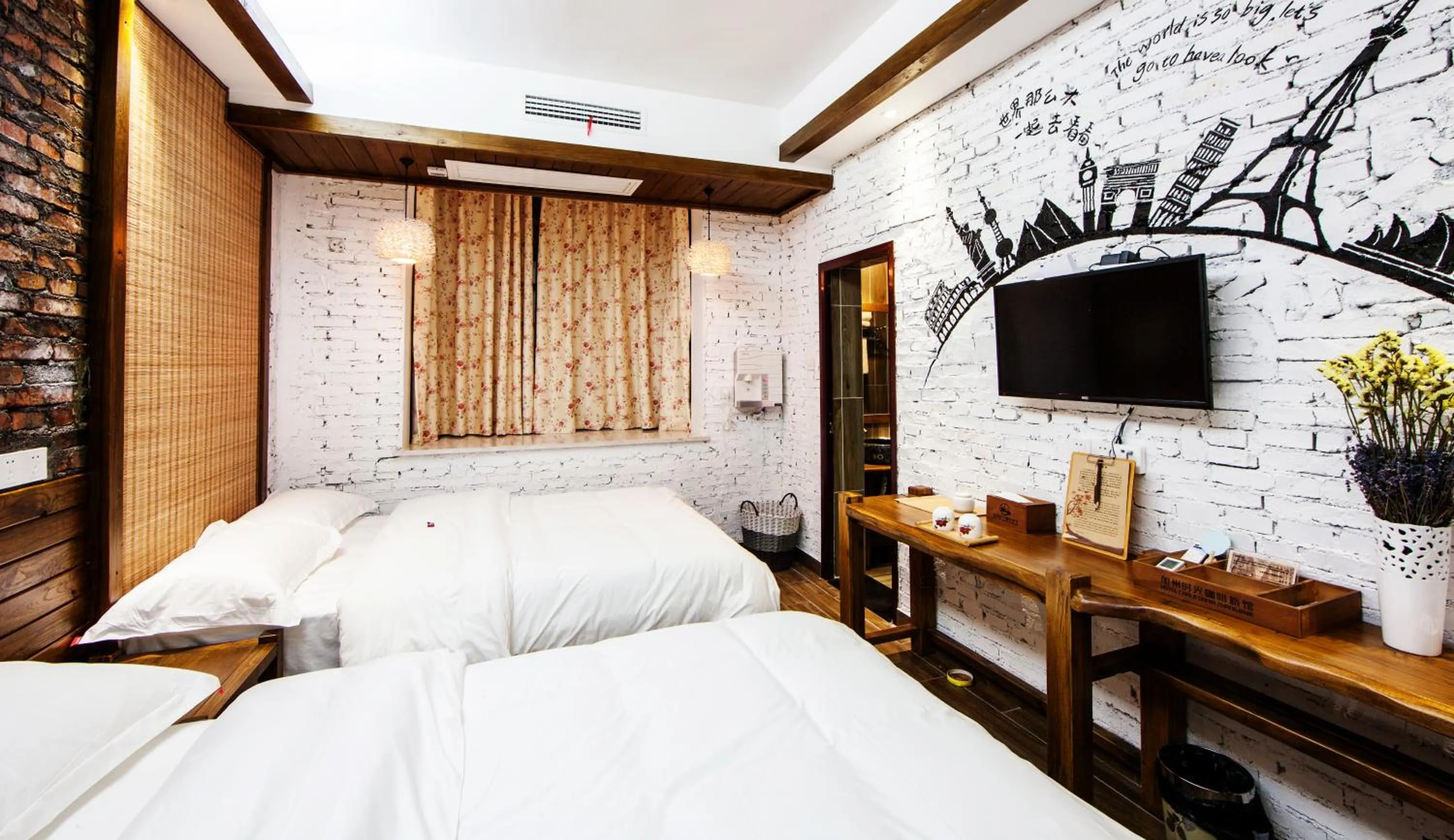 Photo of the whole room, Bed in Hotel California Zhangjiajie