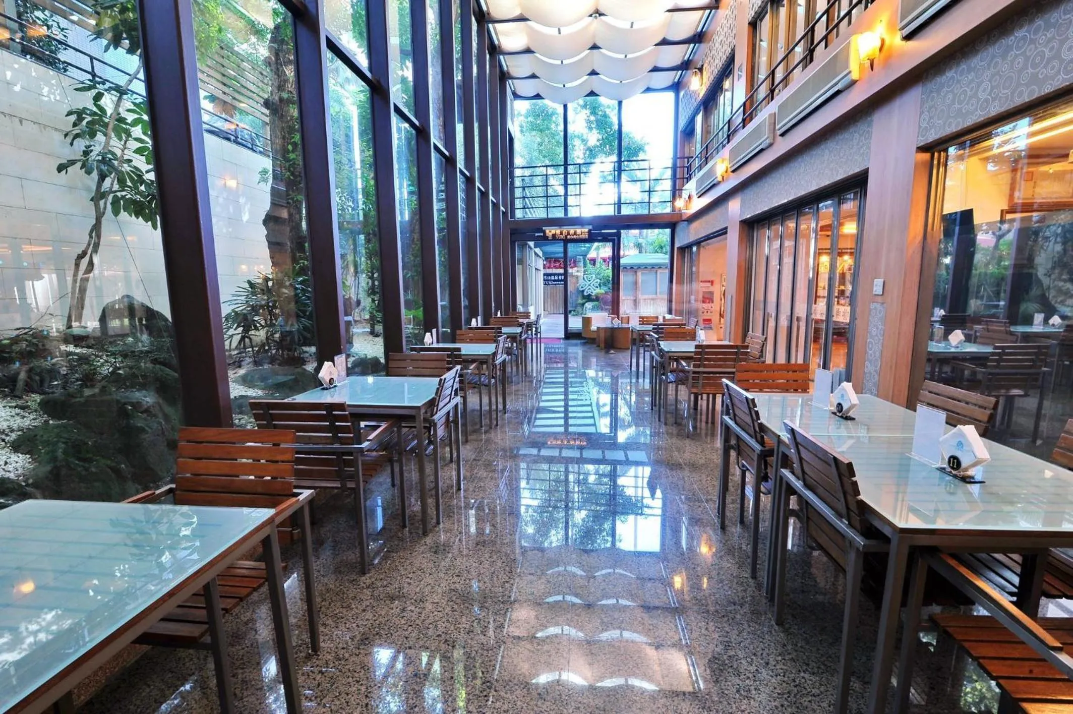 Restaurant/places to eat in Resort One Hotel