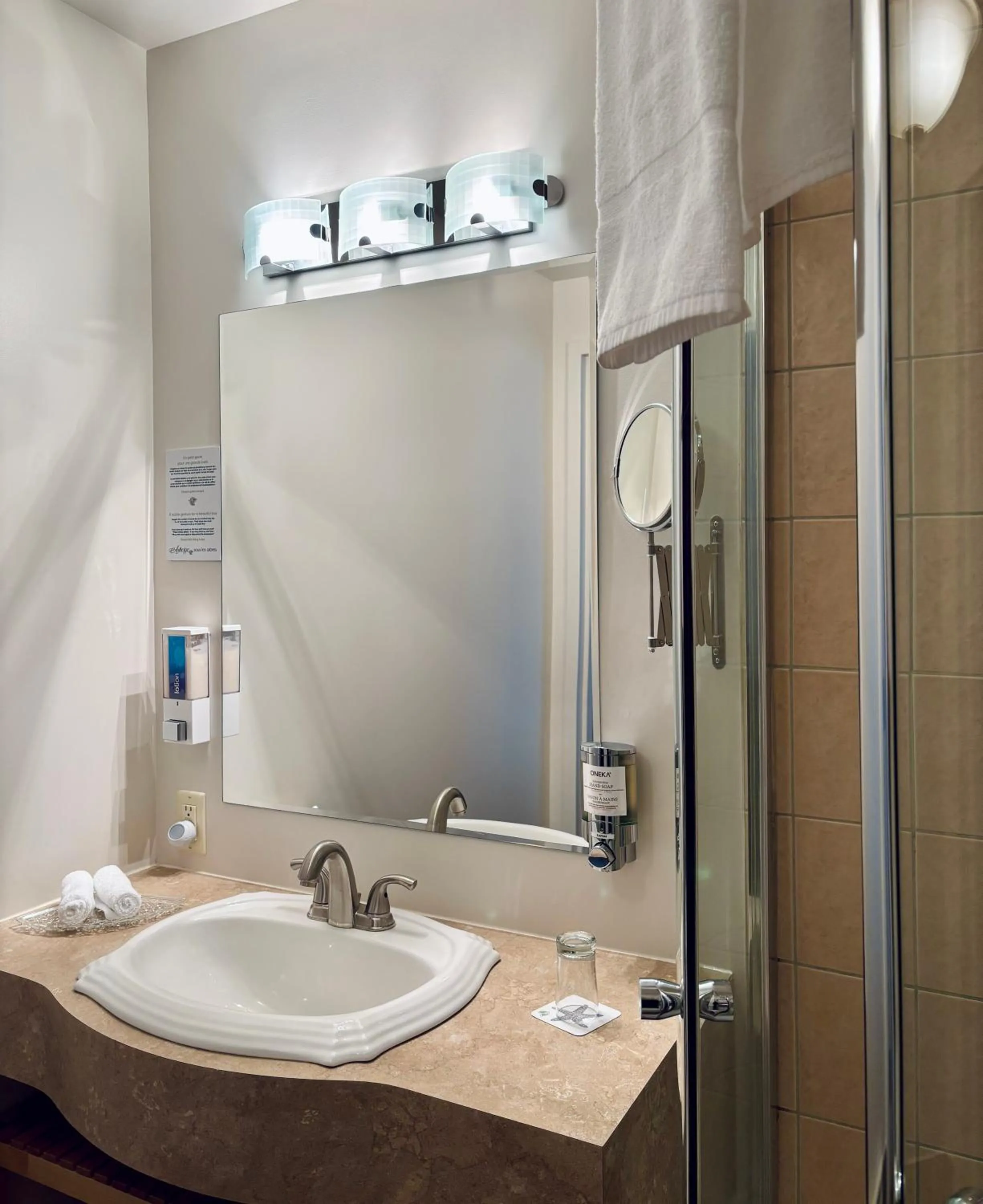 Shower in Auberge Sous les Arbres