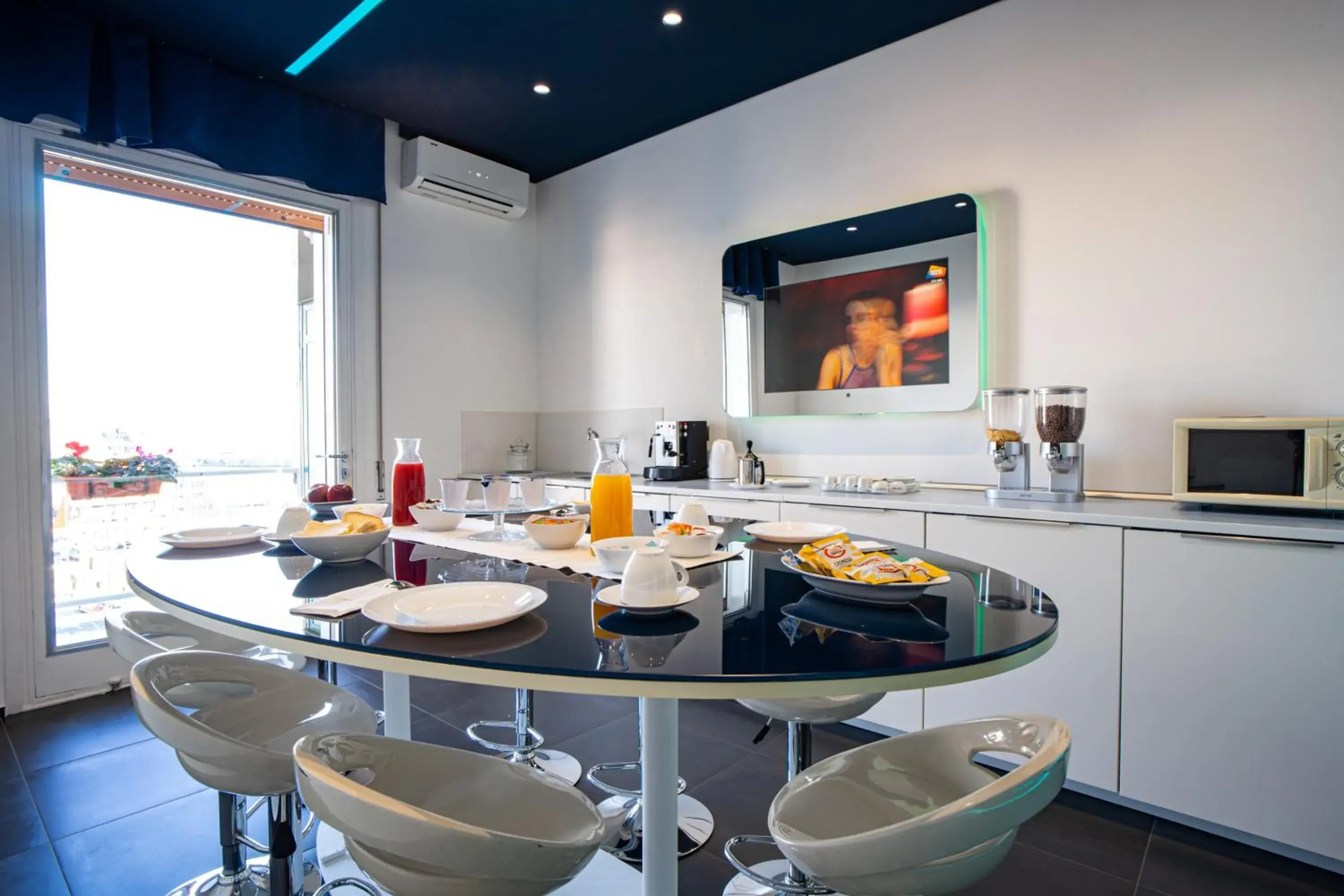 Food and drinks in Skyhouse Beverello Food and drinks in Skyhouse Beverello