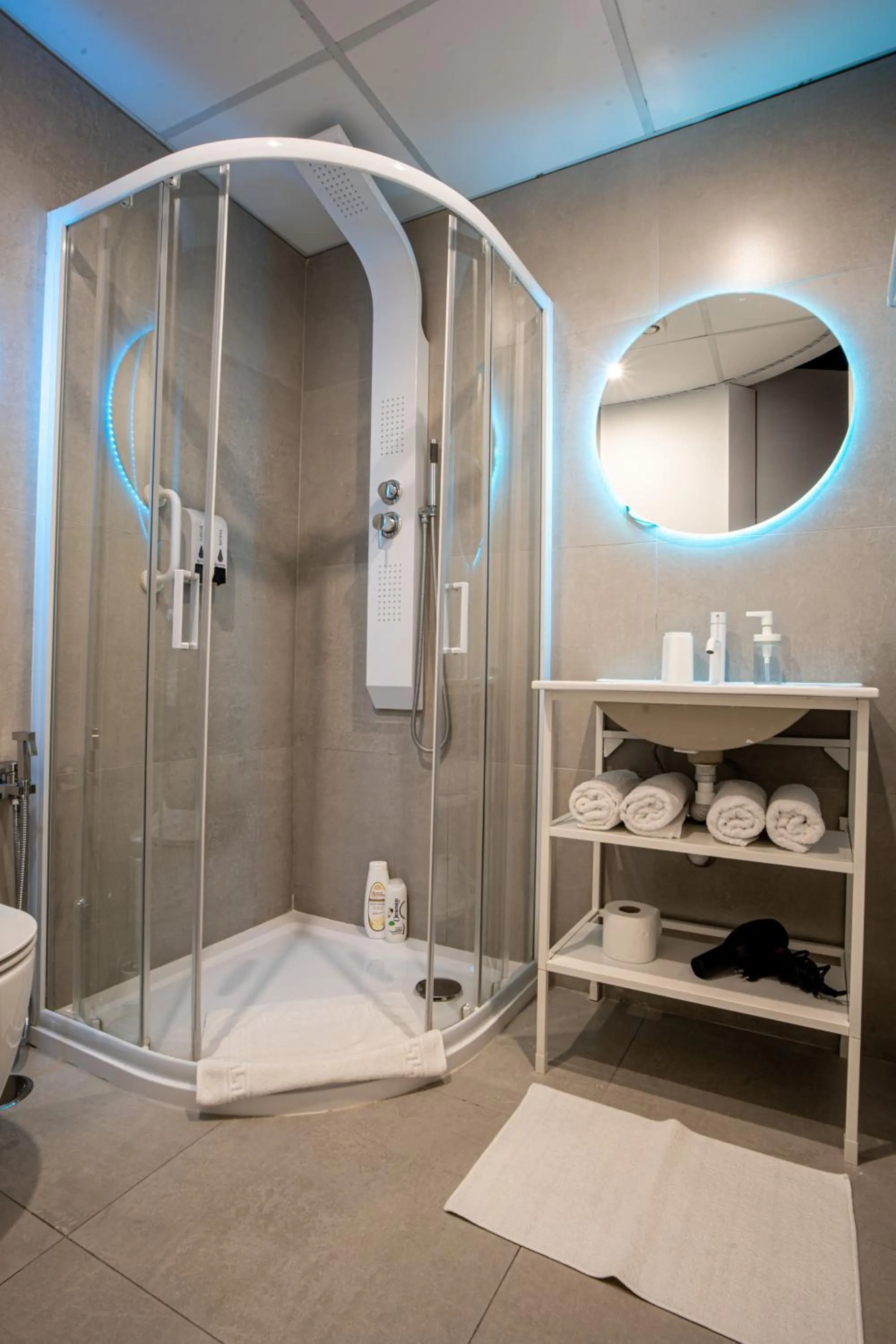 Shower in Skyhouse Beverello