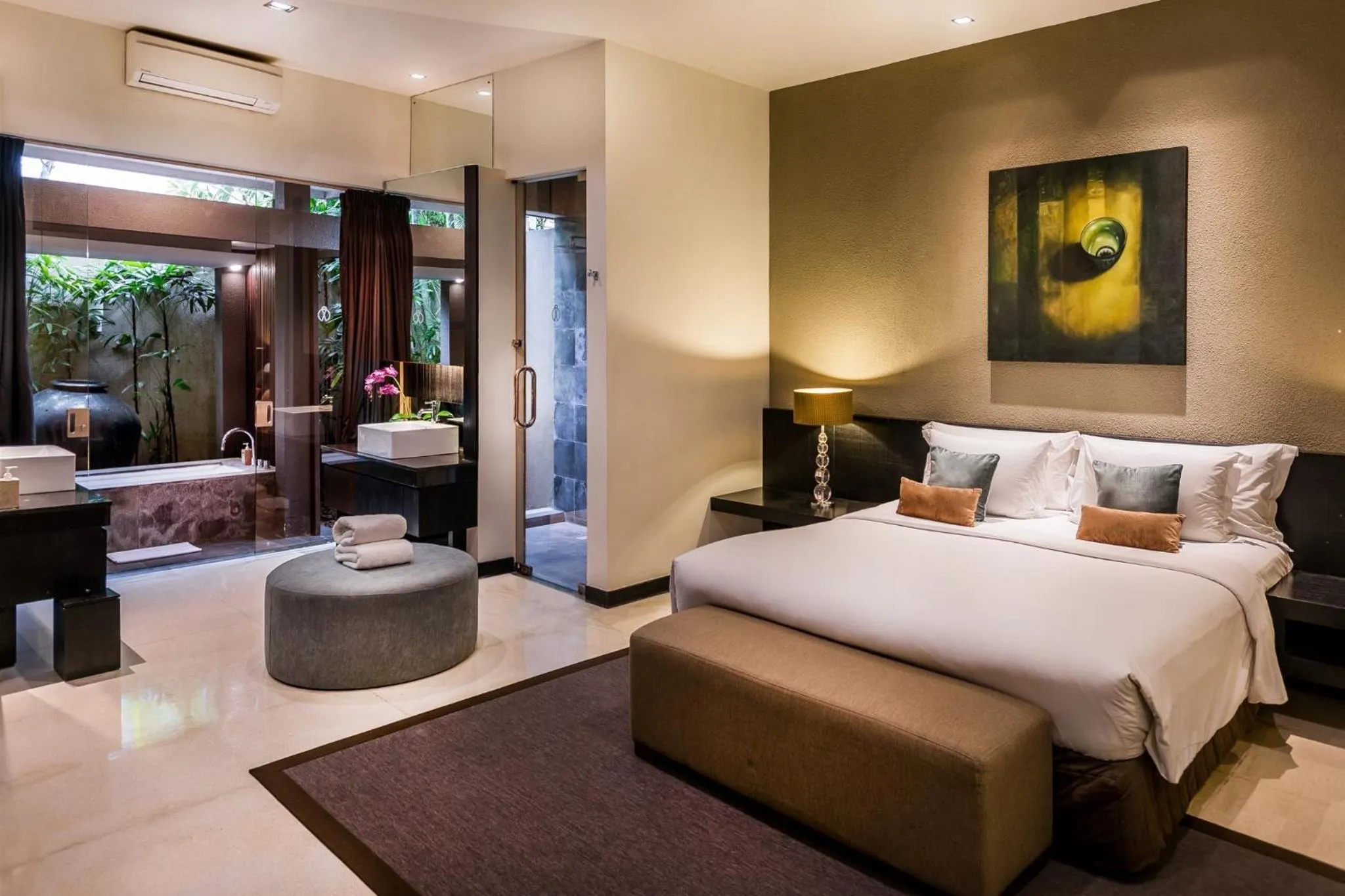 Bedroom, Bed in Cicada Luxury Townhouses