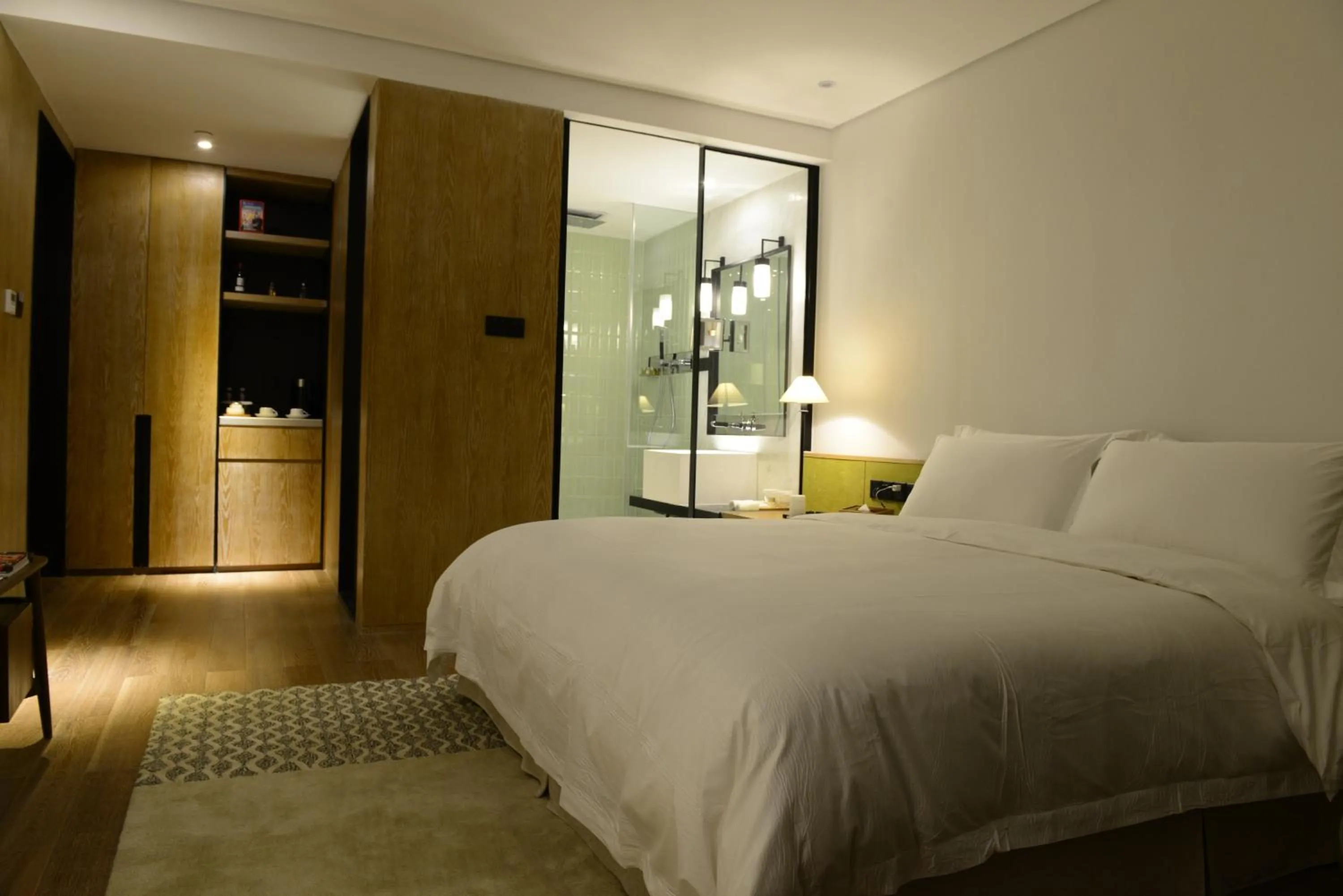 Photo of the whole room, Bed in David's Deer Hotel