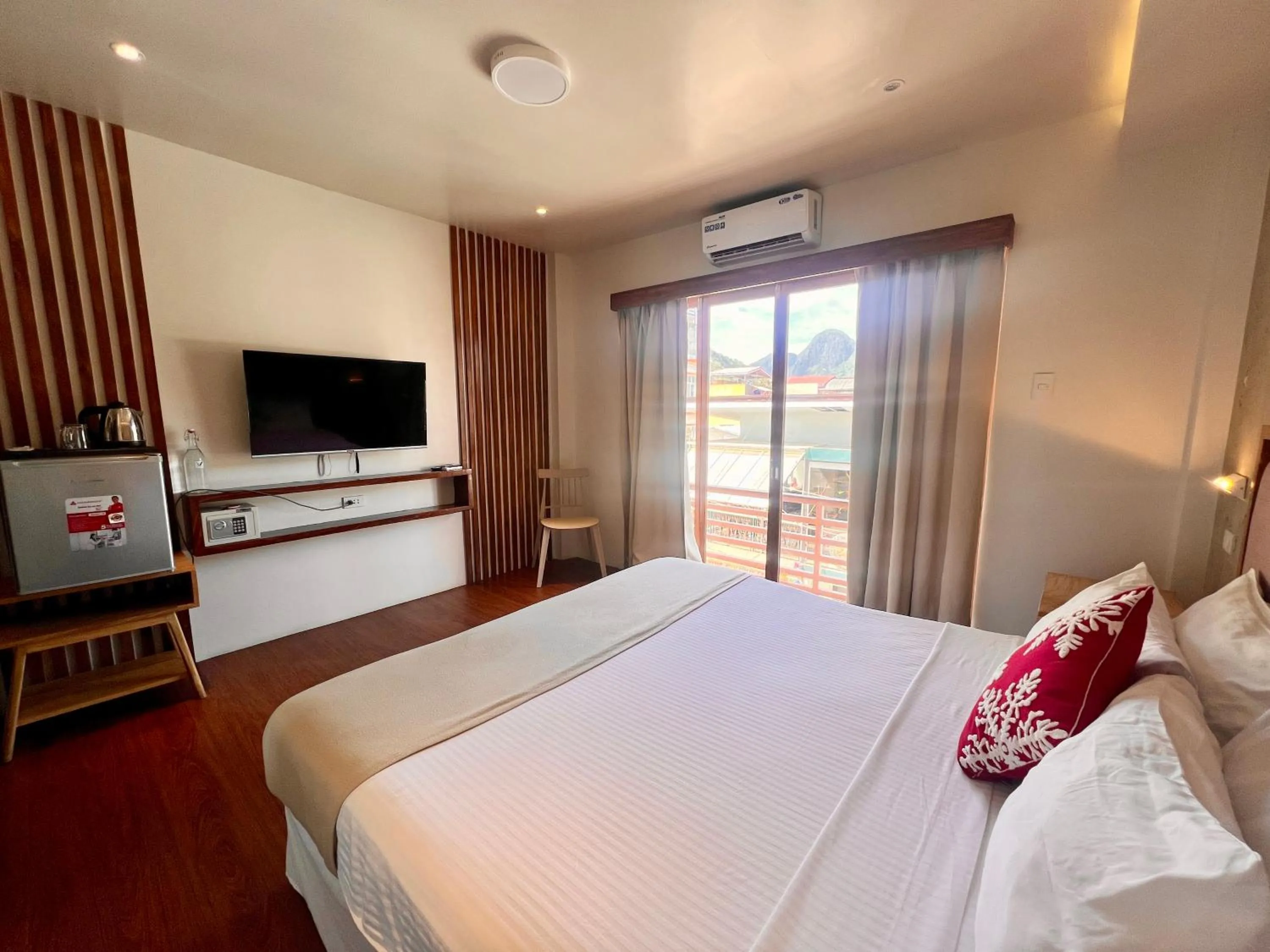 Photo of the whole room, Bed in La Palme