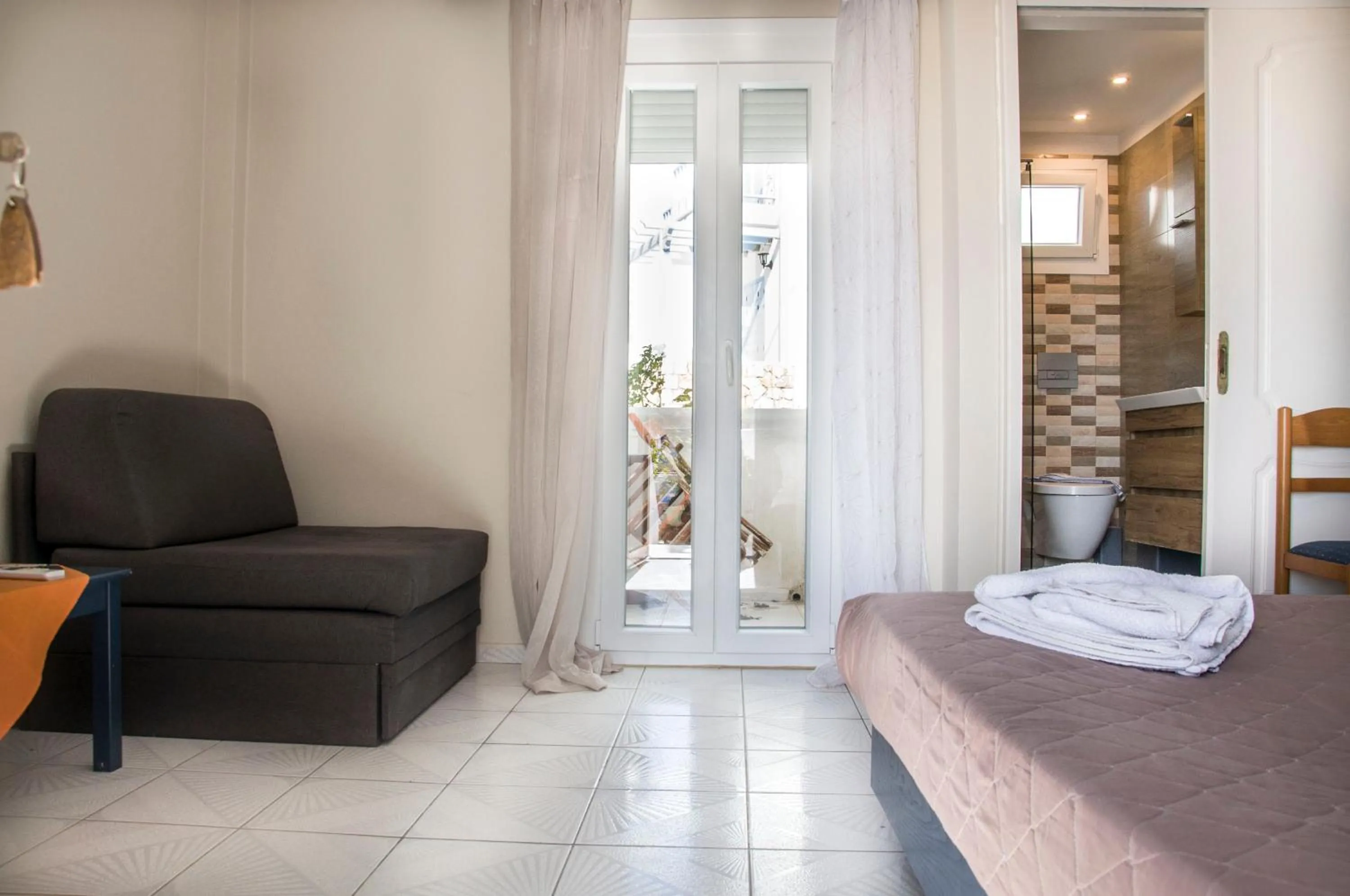 Bathroom, Bed in Christina Rooms