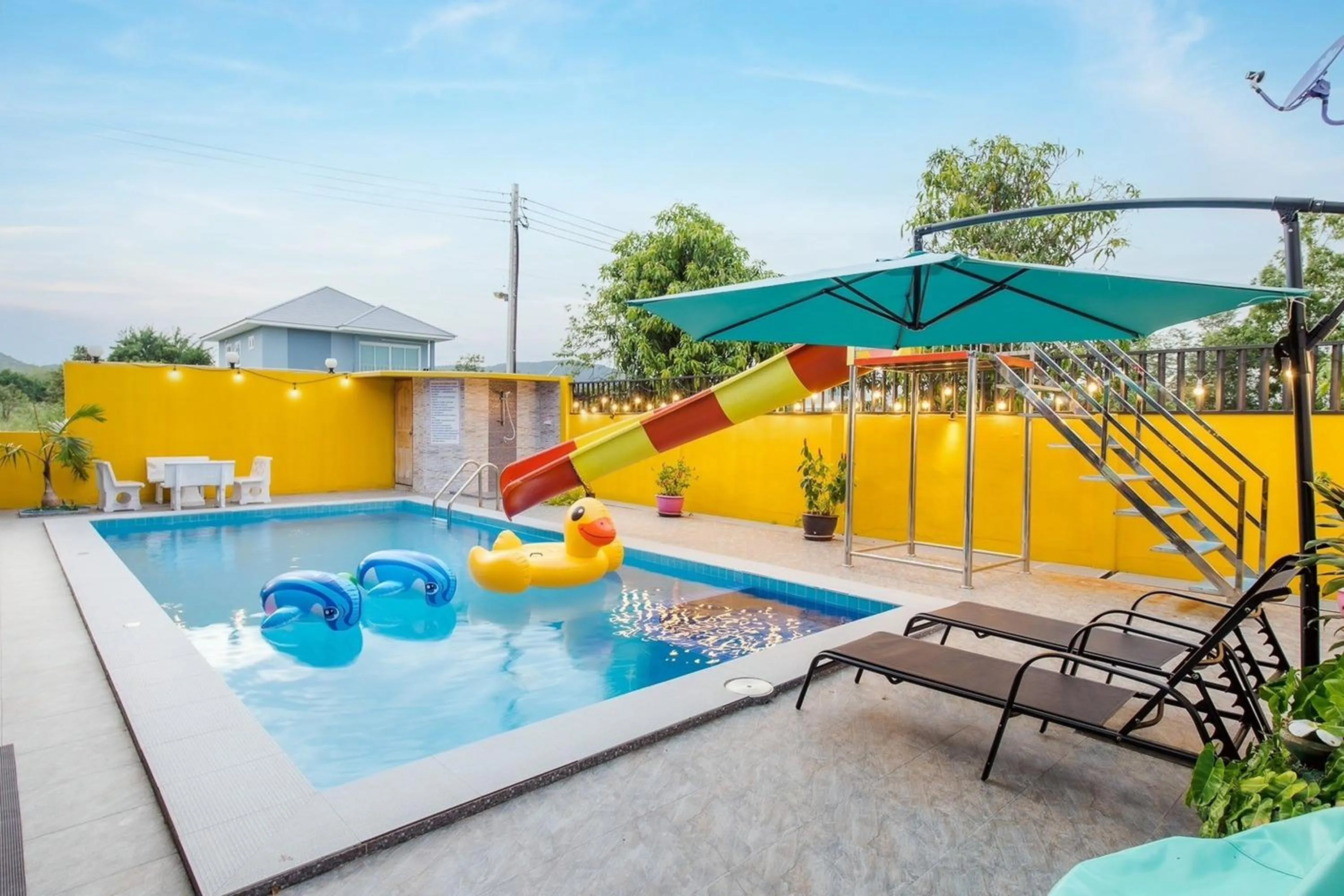 Swimming pool in Ton Hom Pool Party