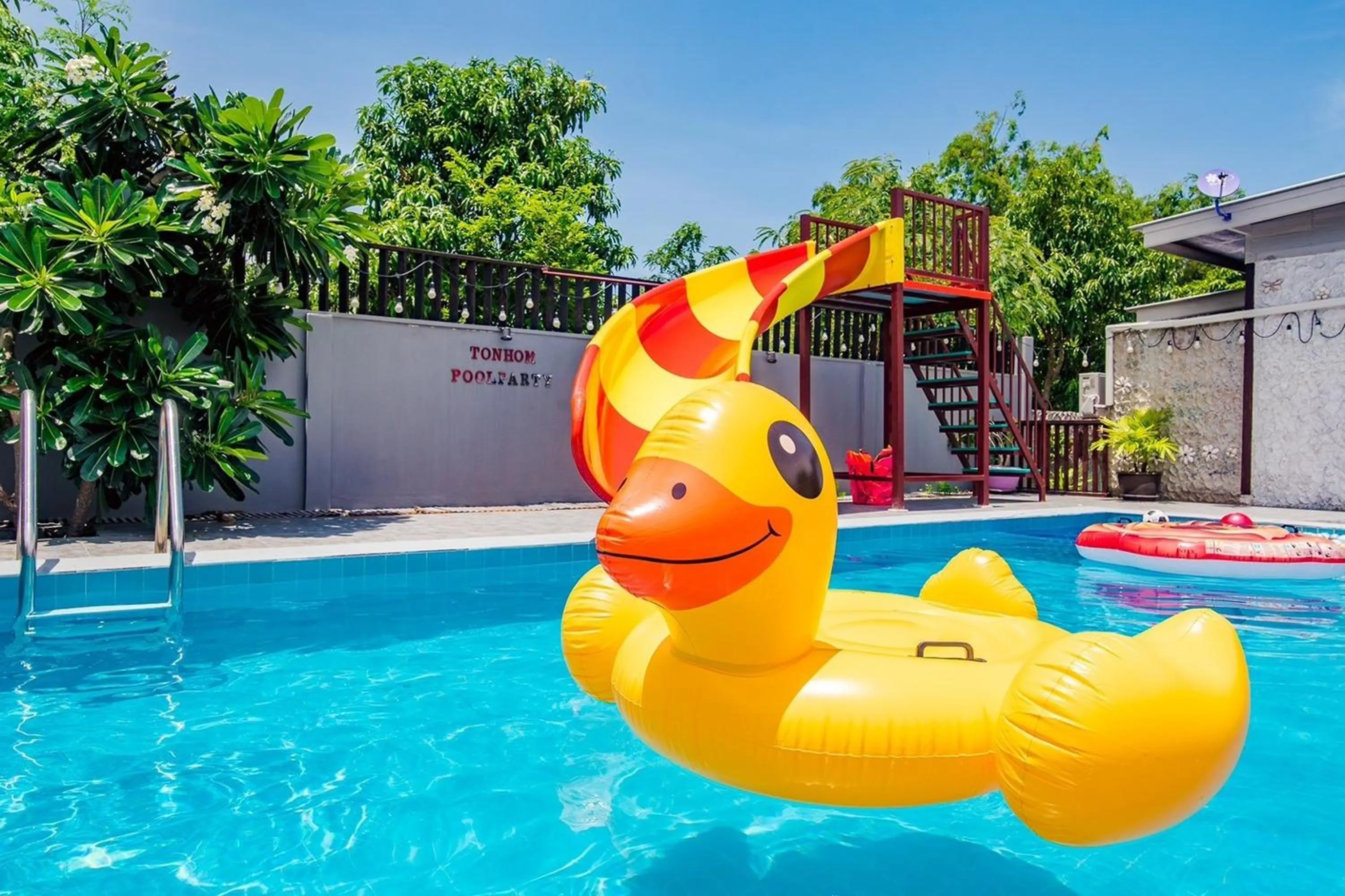 Swimming pool in Ton Hom Pool Party