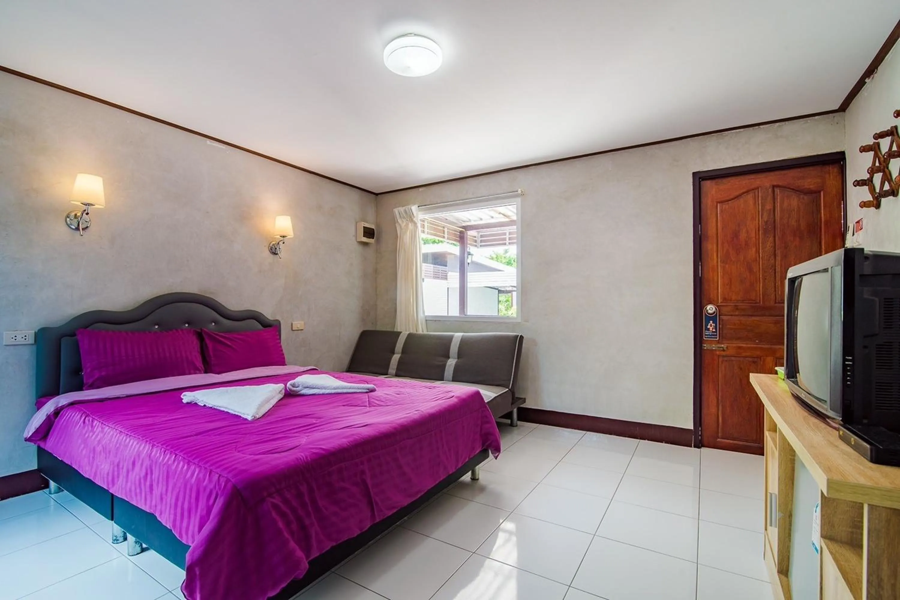 Bed in Ton Hom Pool Party