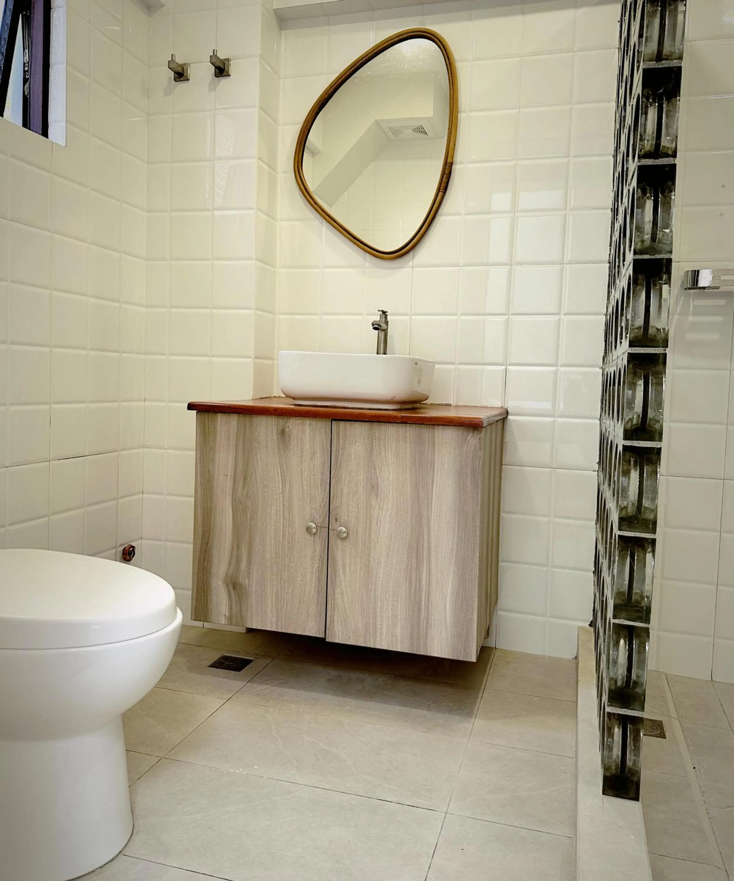 Toilet in La Vida Bonita Bed and Breakfast