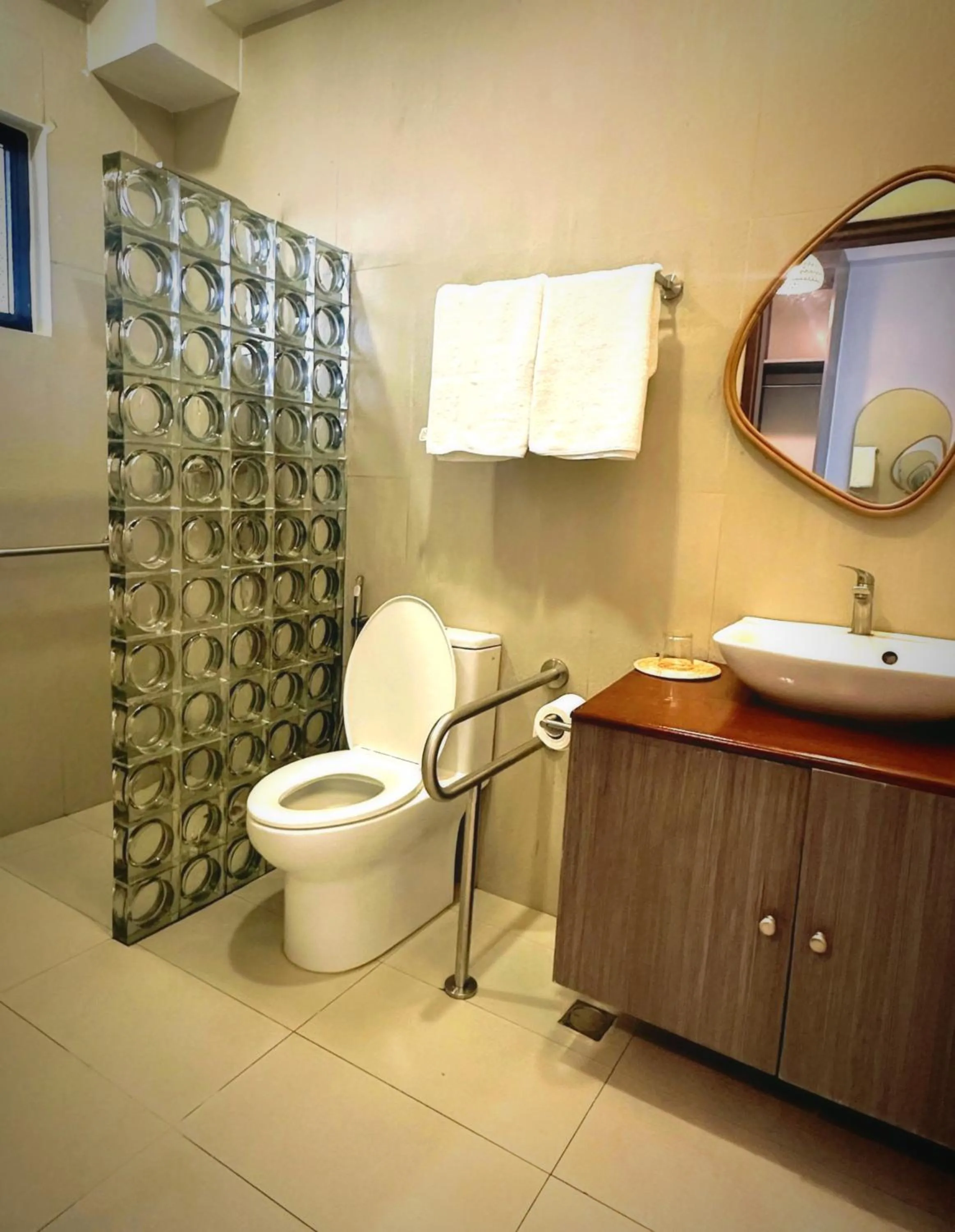 Toilet in La Vida Bonita Bed and Breakfast