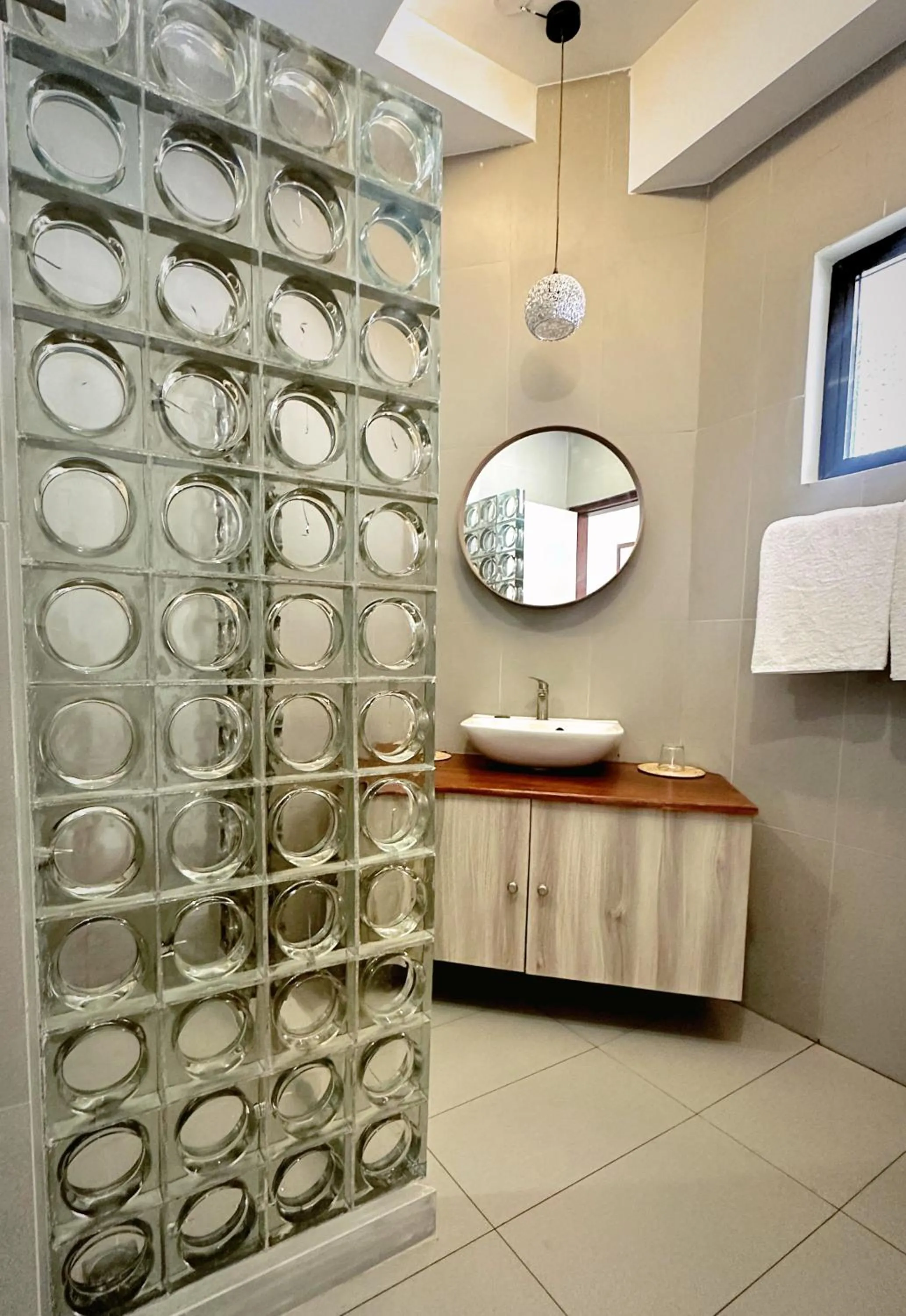 Shower in La Vida Bonita Bed and Breakfast