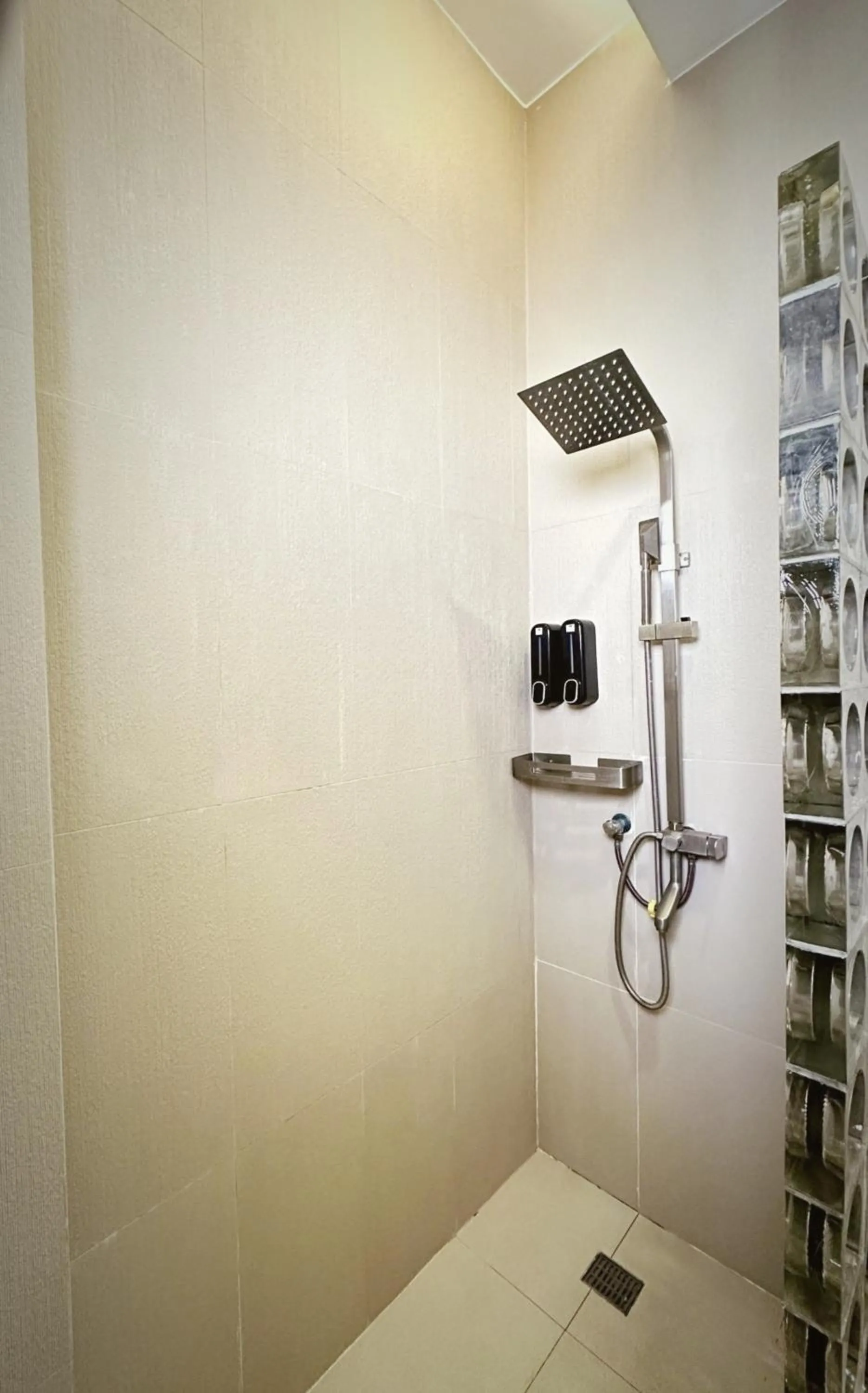 Shower in La Vida Bonita Bed and Breakfast