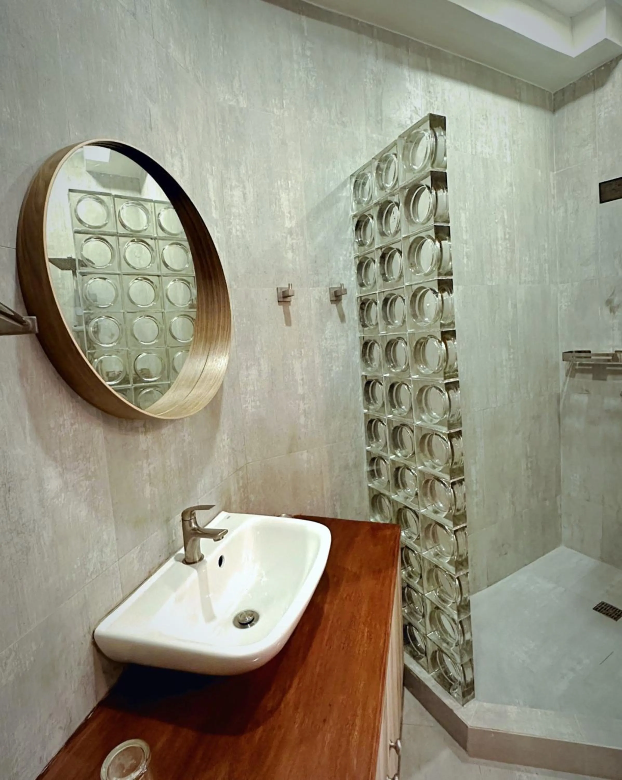 Shower in La Vida Bonita Bed and Breakfast