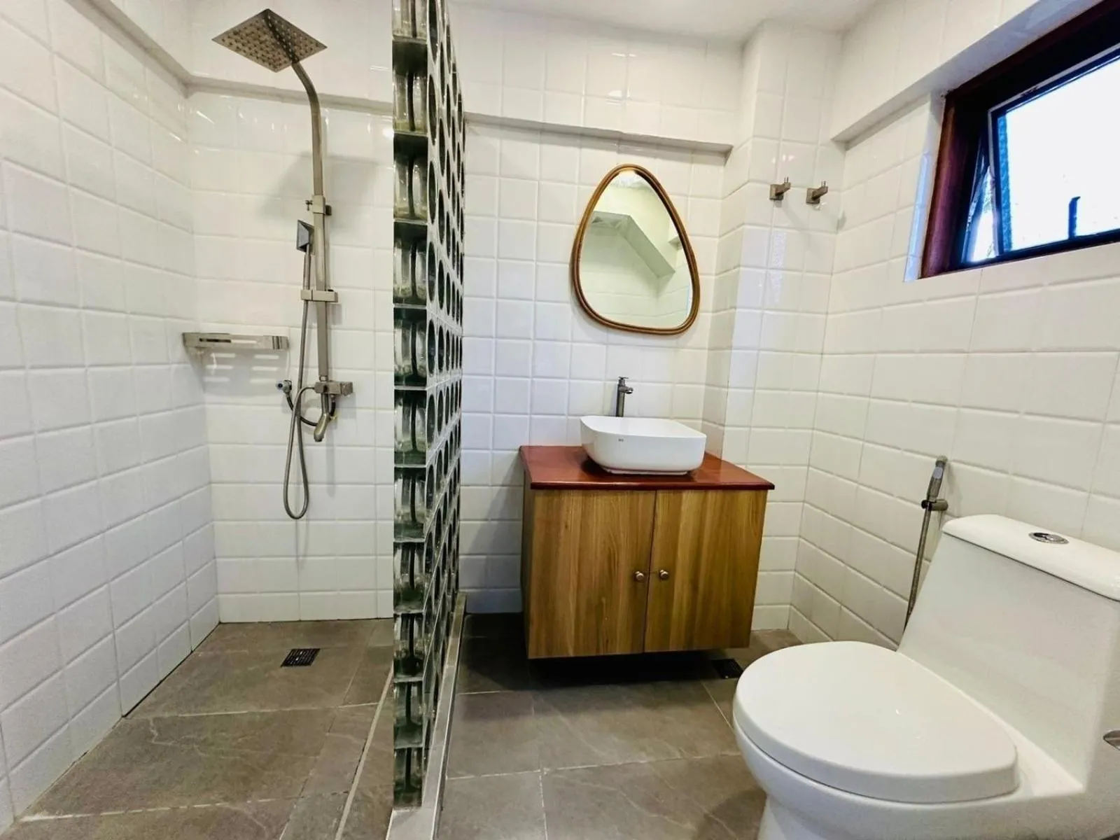 Shower in La Vida Bonita Bed and Breakfast