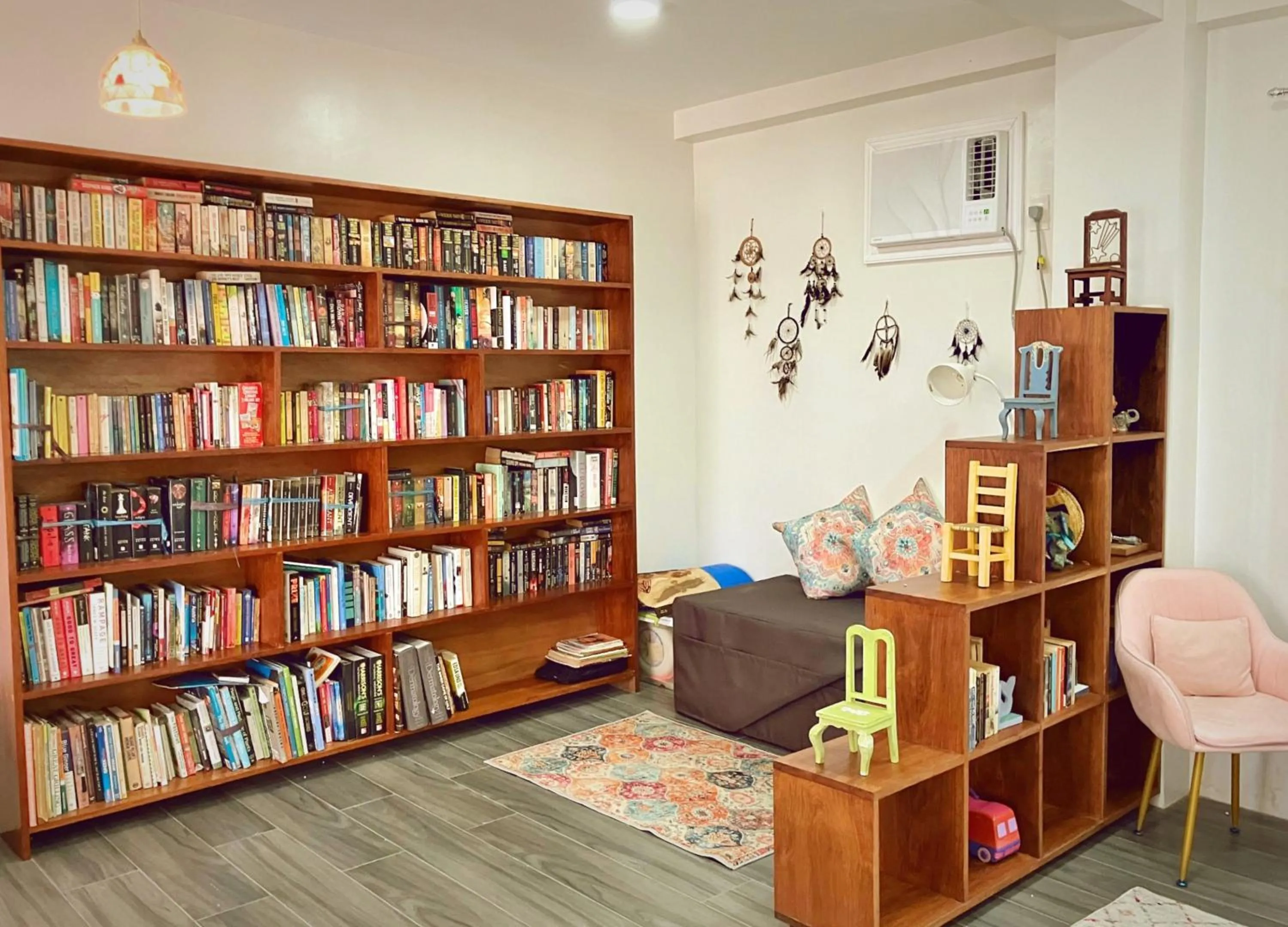 Library in La Vida Bonita Bed and Breakfast