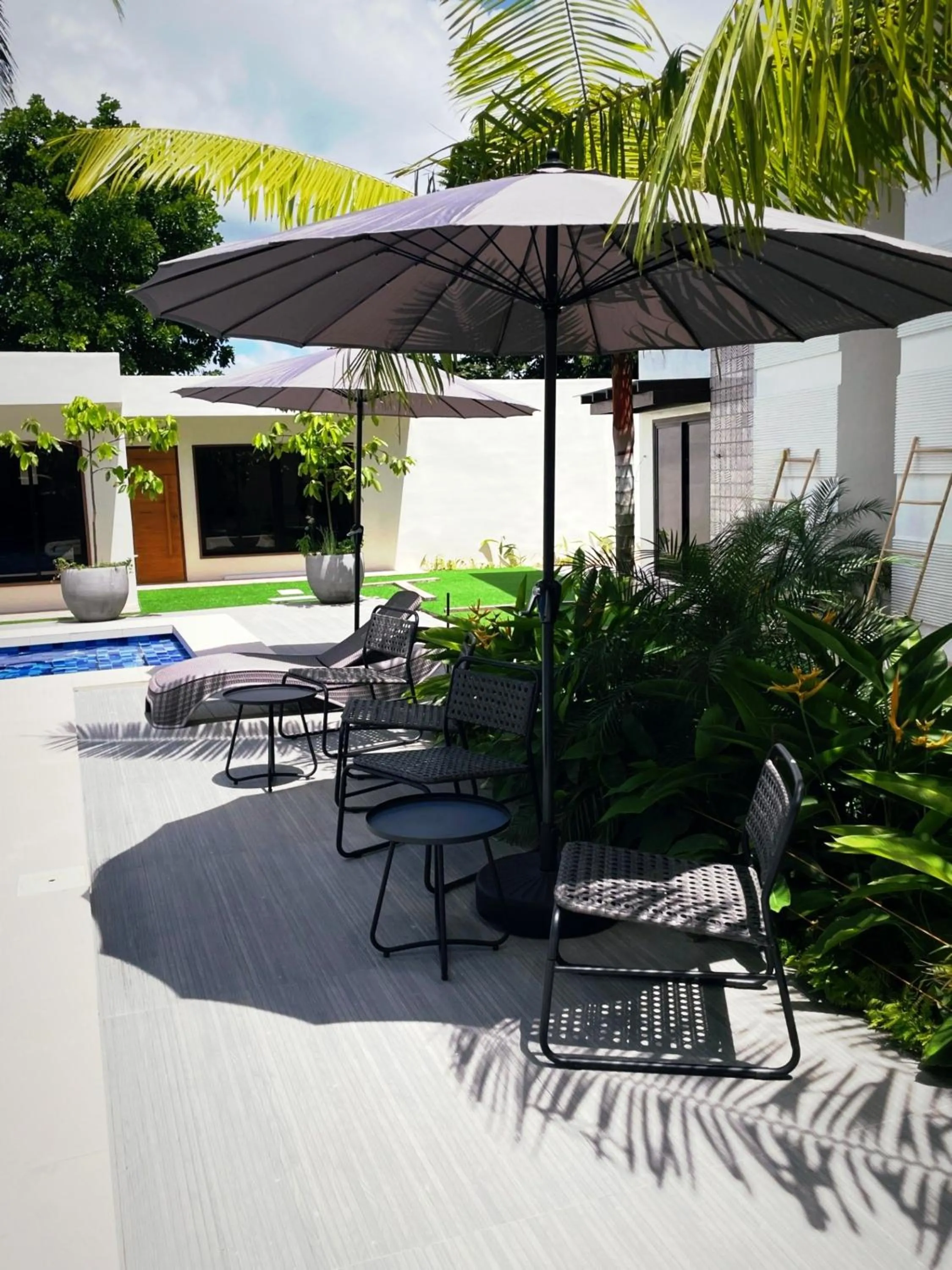 Swimming pool in La Vida Bonita Bed and Breakfast