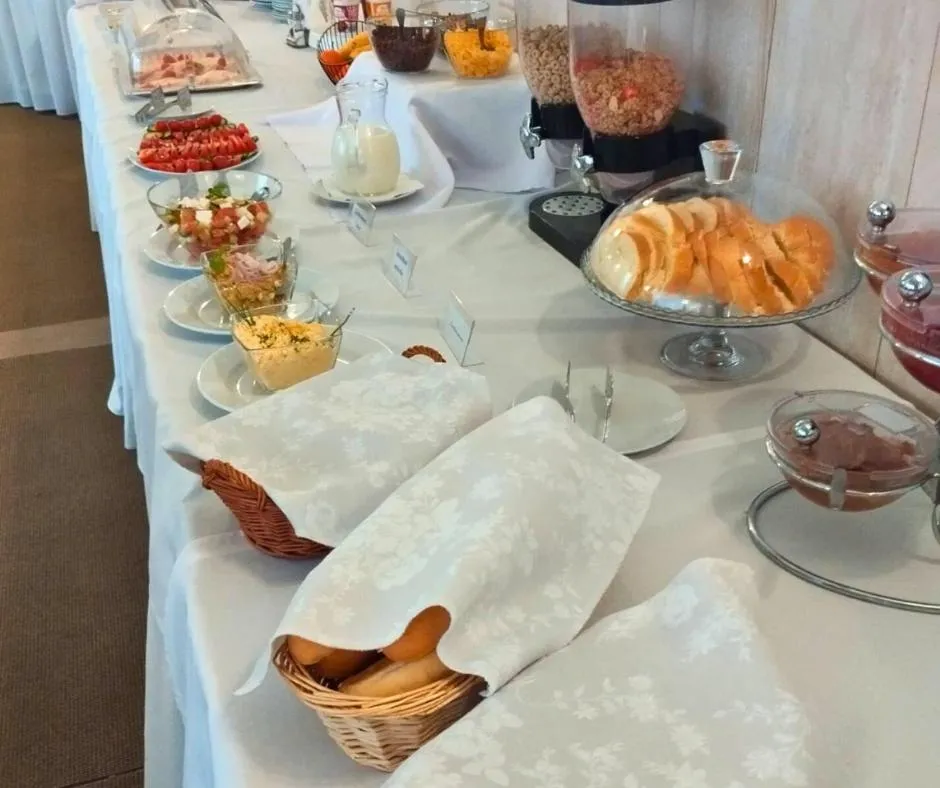 Restaurant/places to eat in Hotel Limba CTT