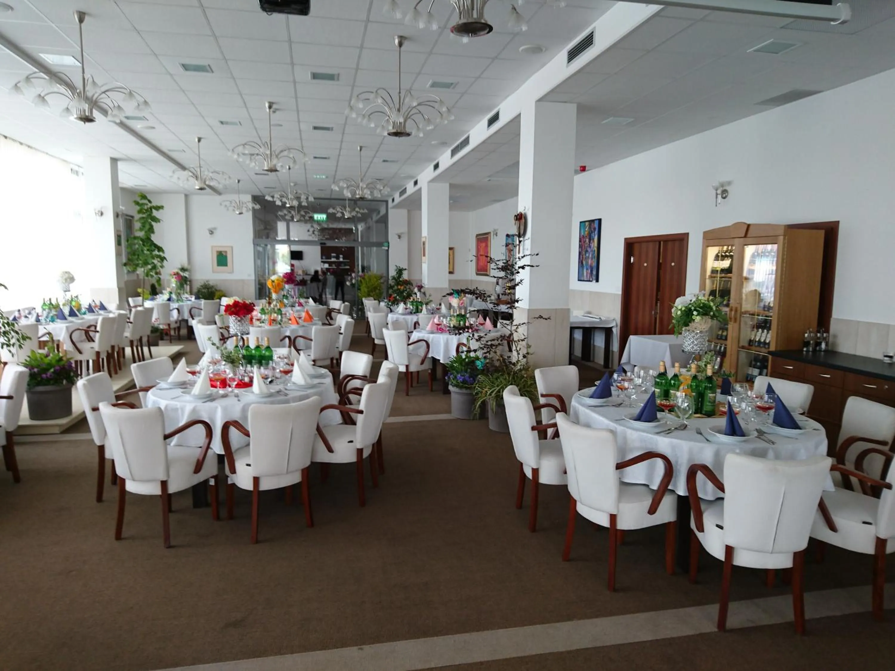 Restaurant/places to eat in Hotel Limba CTT