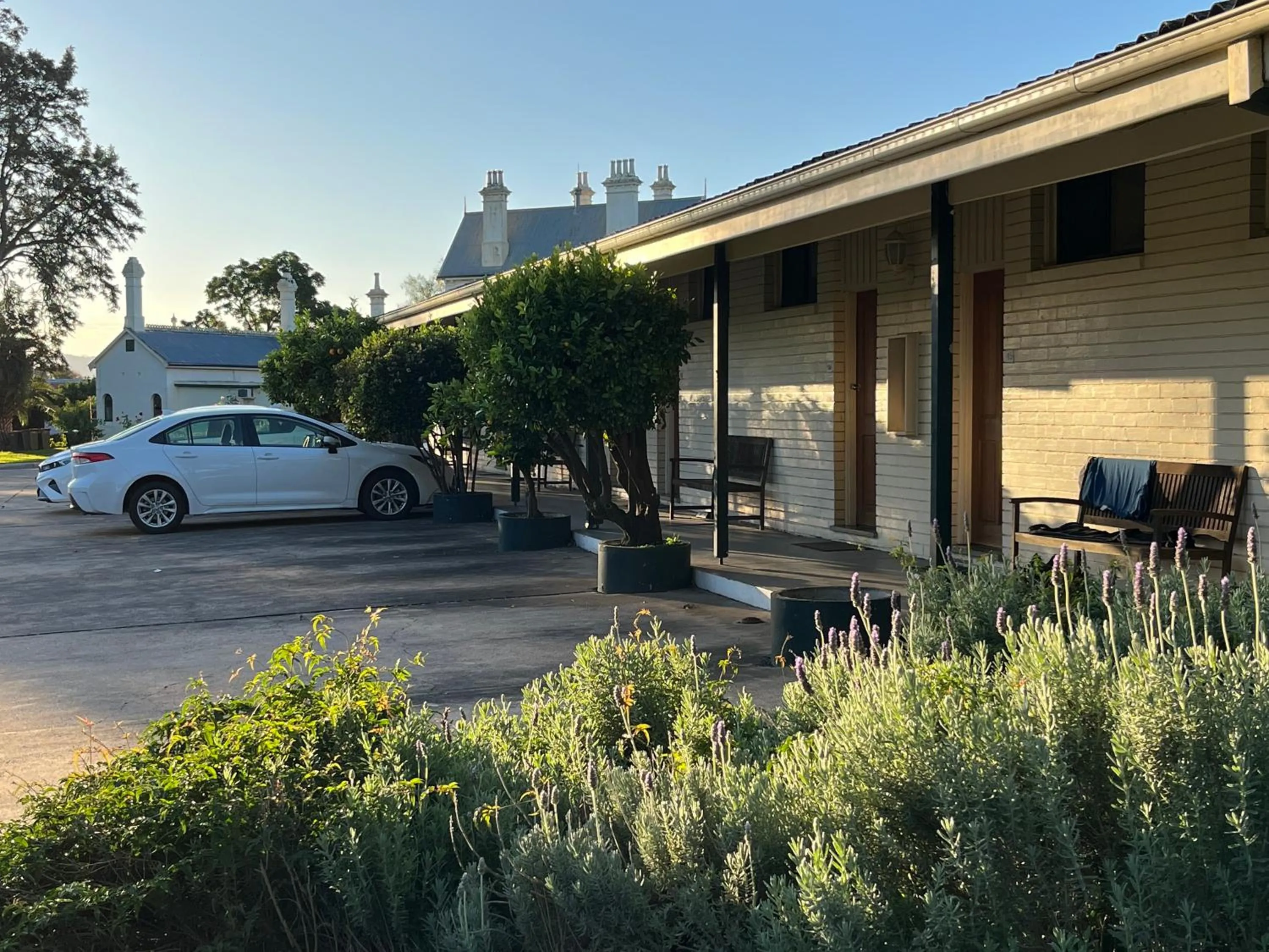Property building in Airlie House Motor Inn