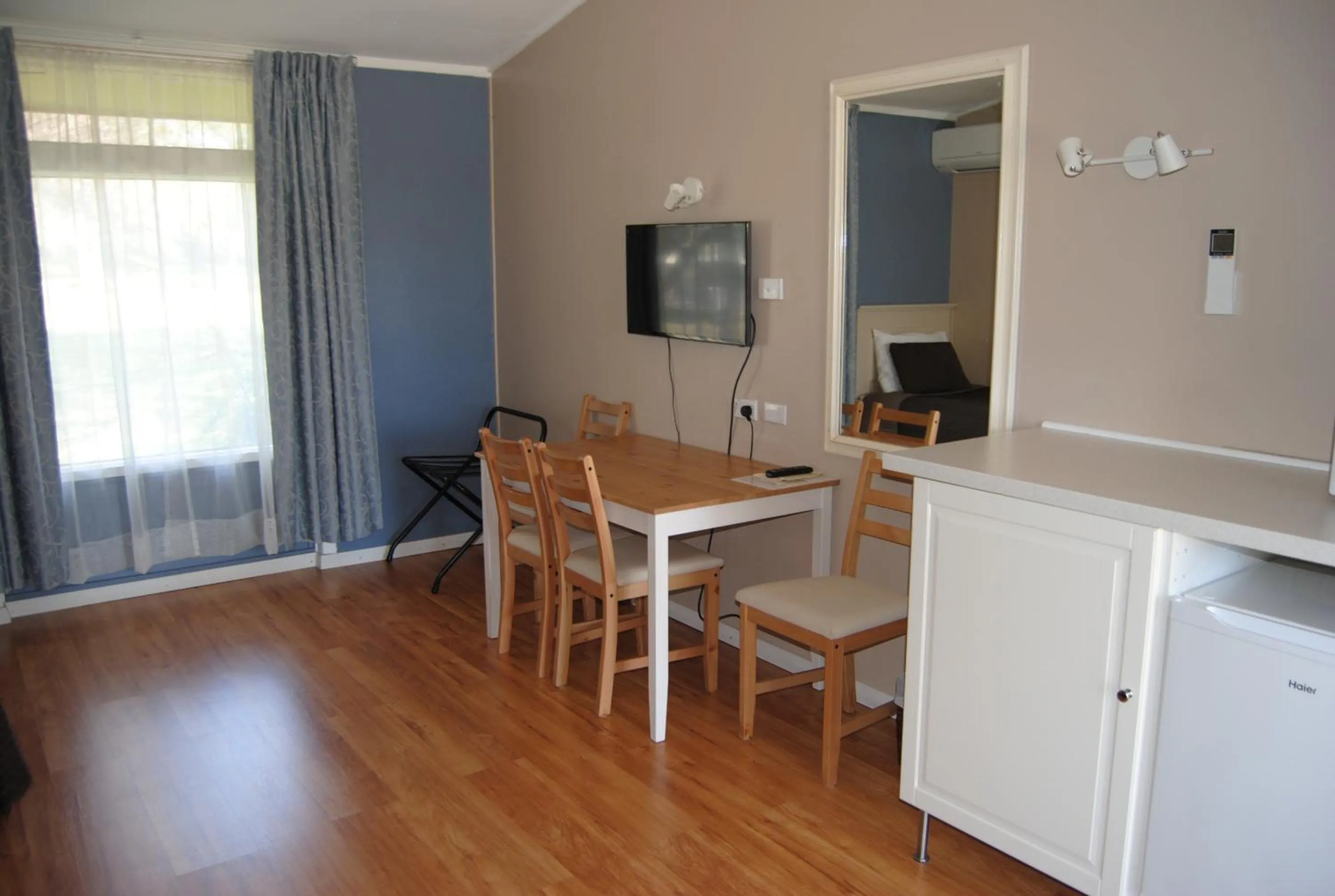 TV and multimedia in Airlie House Motor Inn