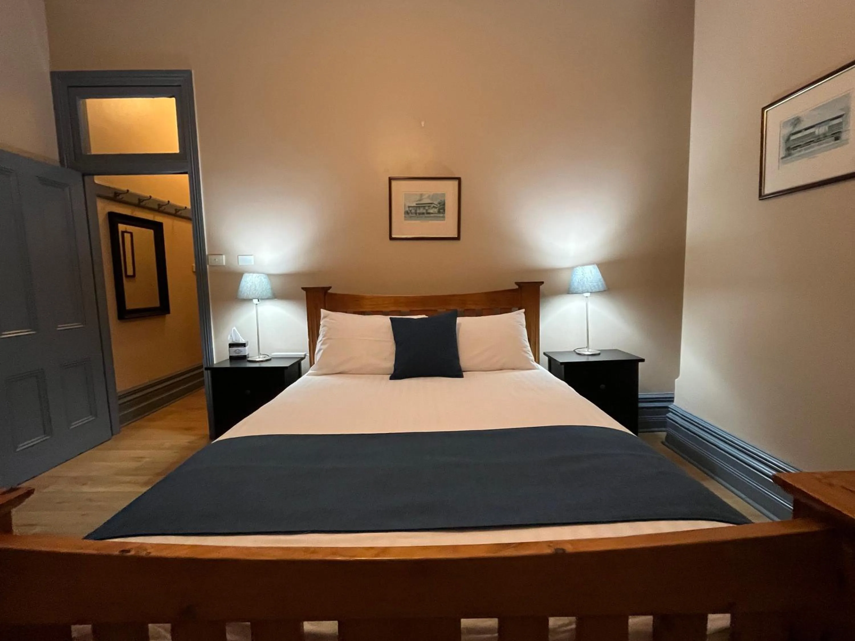 Bedroom, Bed in Airlie House Motor Inn