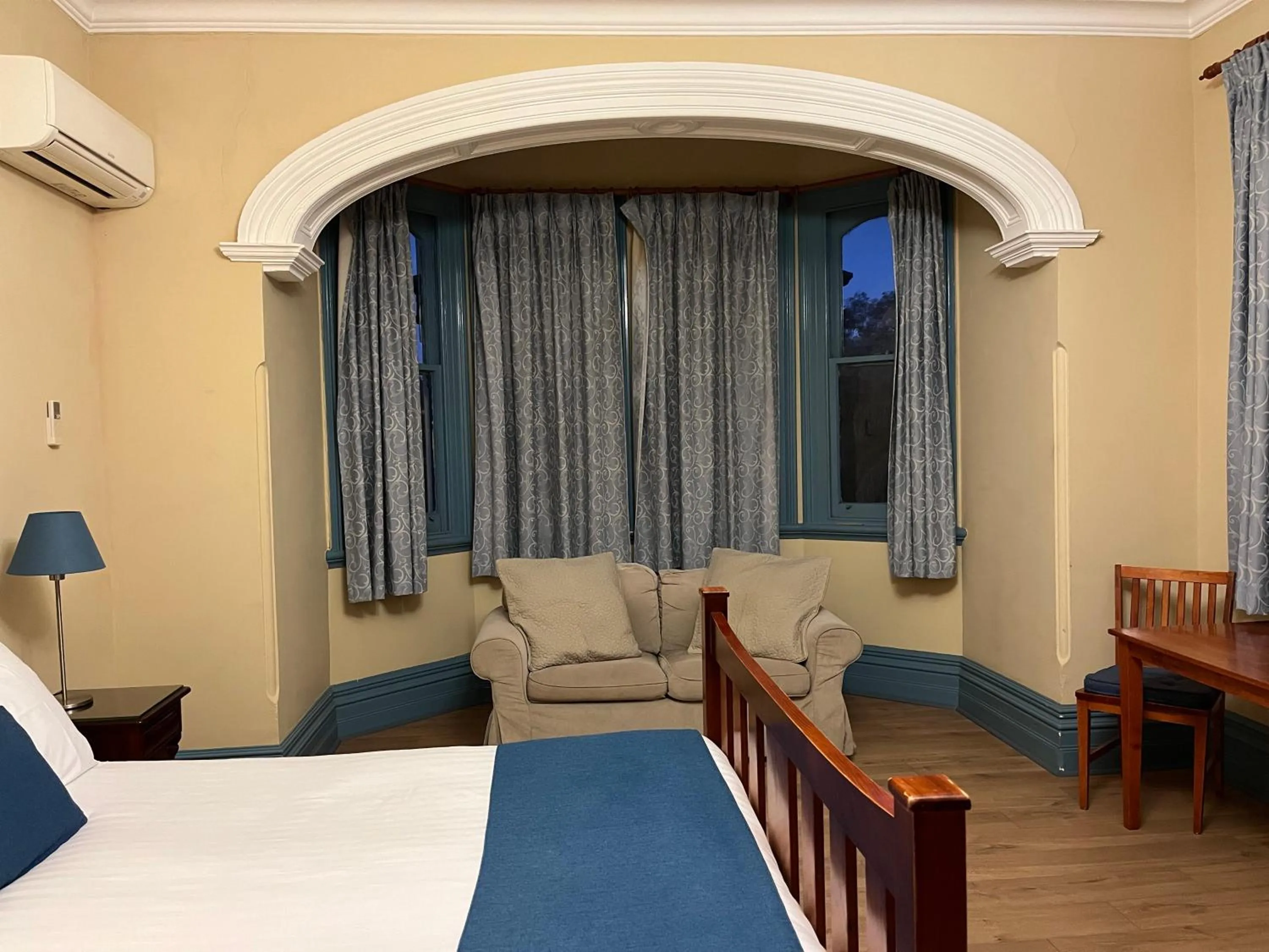 Bedroom, Bed in Airlie House Motor Inn