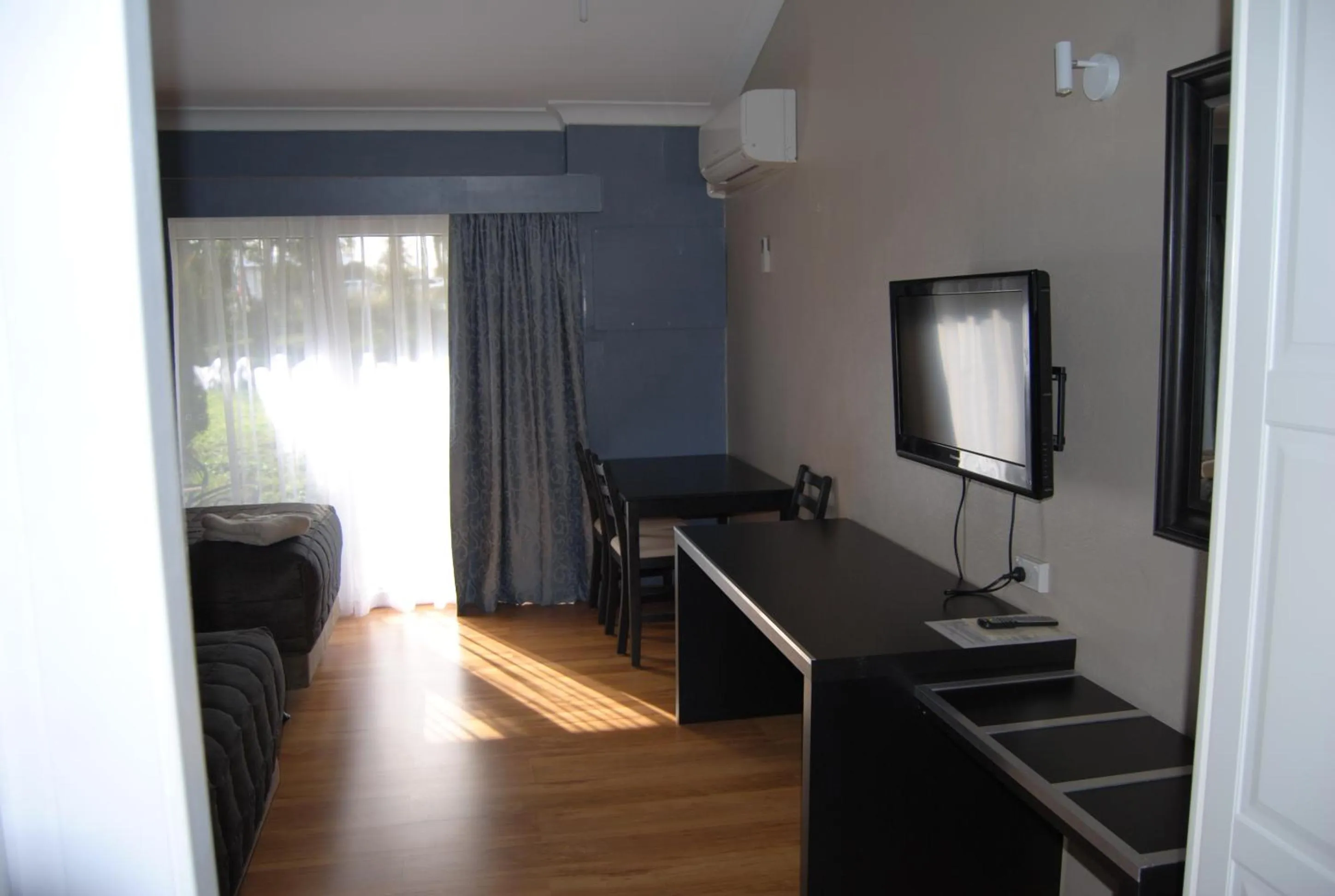 TV and multimedia in Airlie House Motor Inn