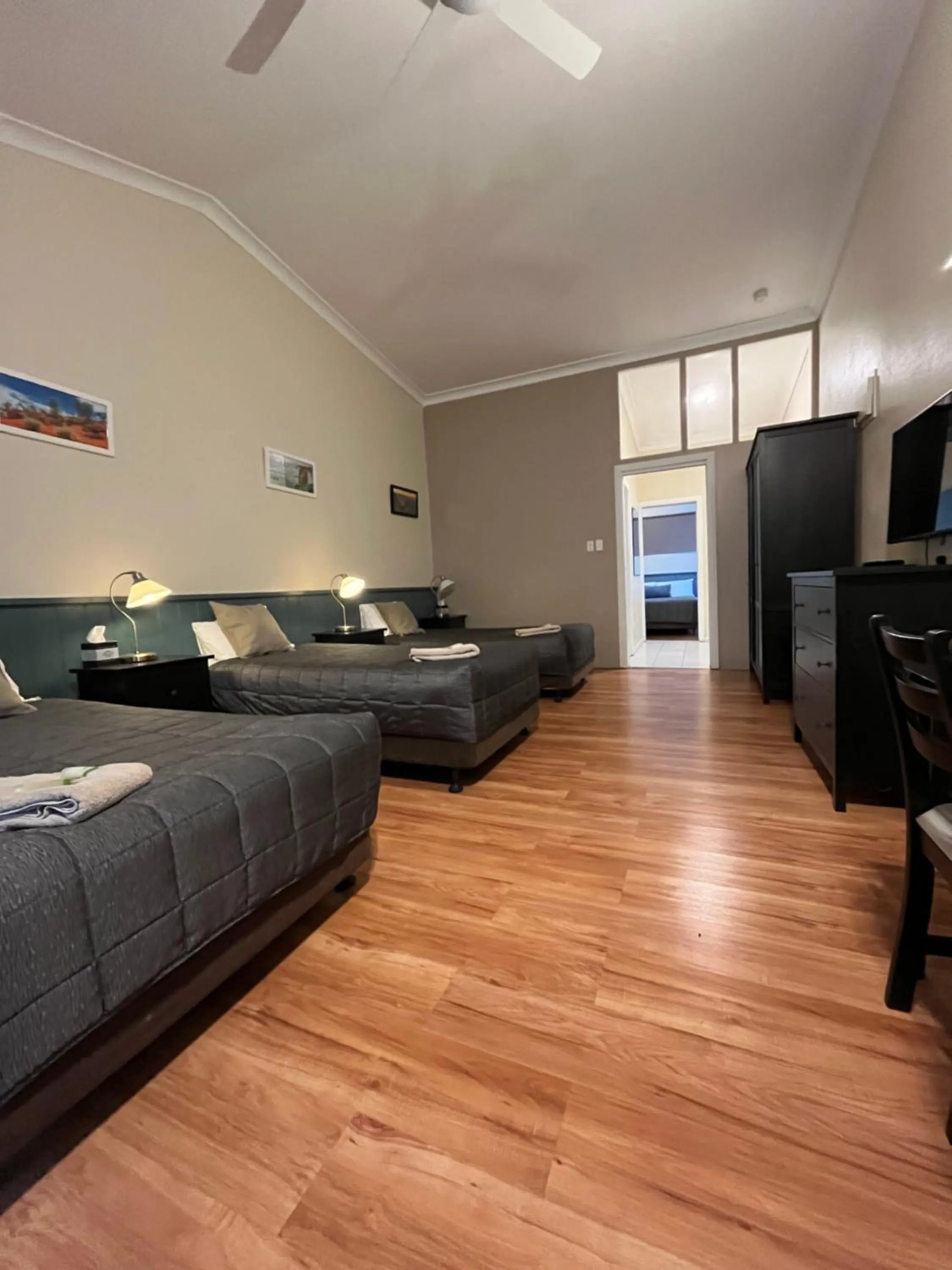 Bedroom, Bed in Airlie House Motor Inn